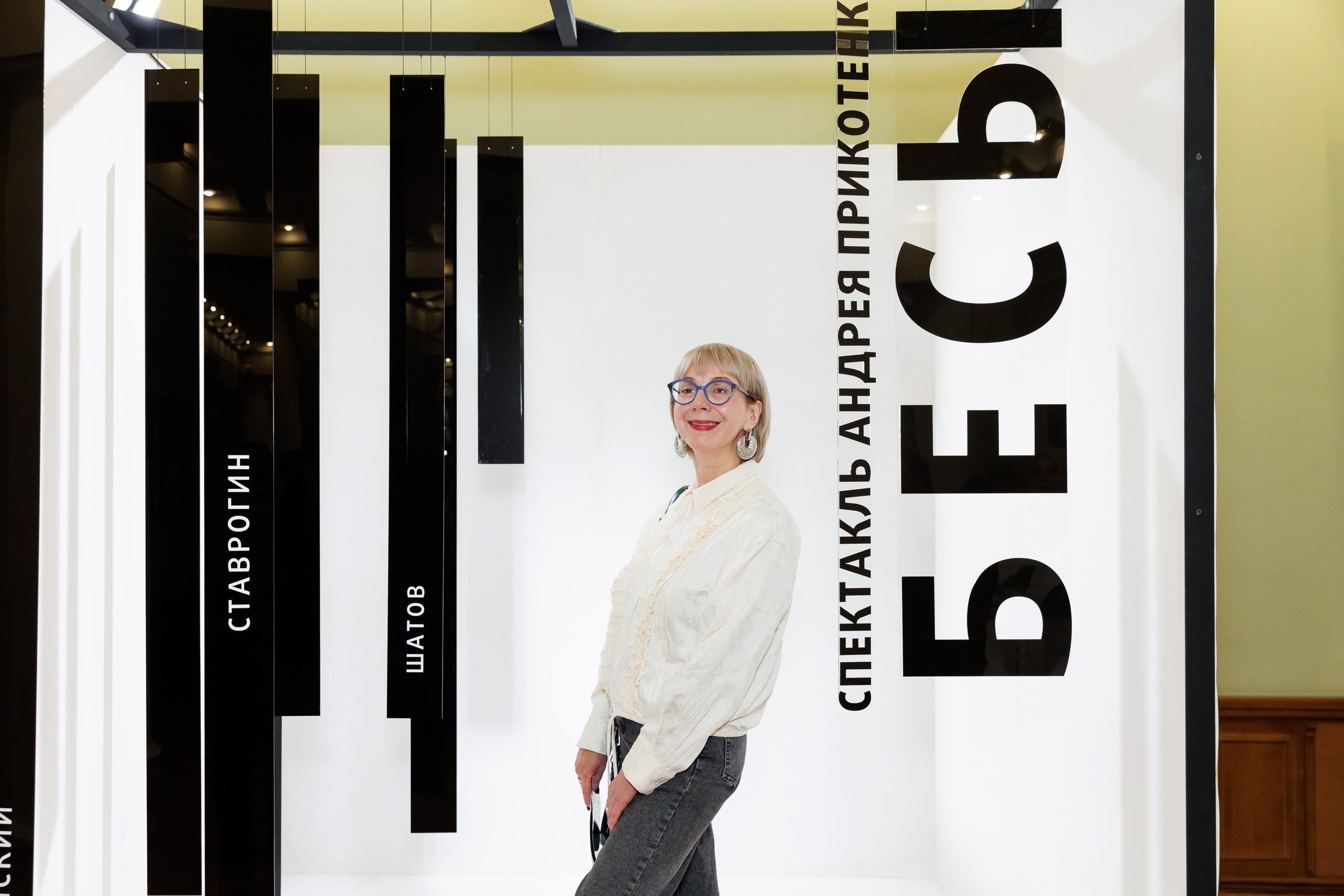 Красный факел — фотозона перед премьерой спектакля. Фотограф Новосибирск — Наталья Гресь