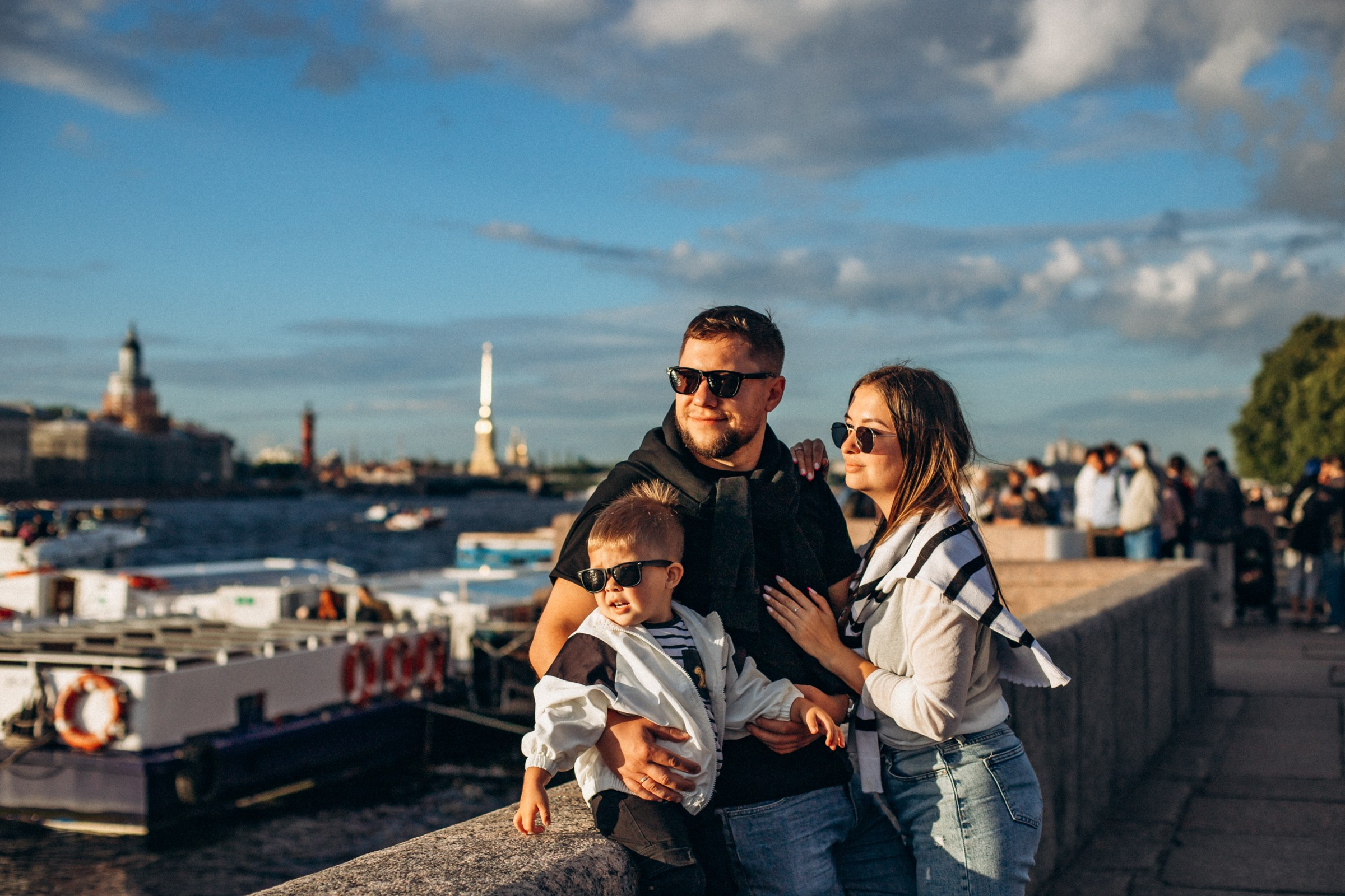 Яна с семьей в августе. Фотопрогулка в Петербурге. Индивидуальный и семейный фотограф в Санкт-Петербурге