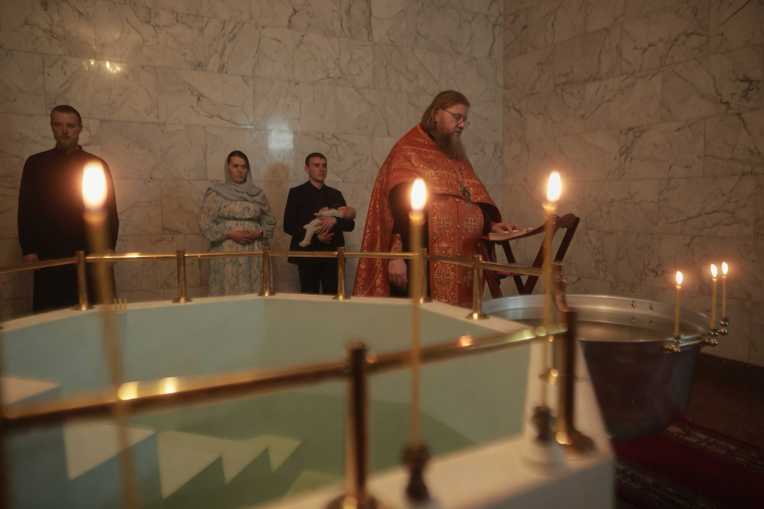 Совершение Таинства Крещения в Храме на Крови, Екатеринбургская епархия. Профессиональная съемка обряда с соблюдением церковного протокола. Фотограф Илья Антропов.