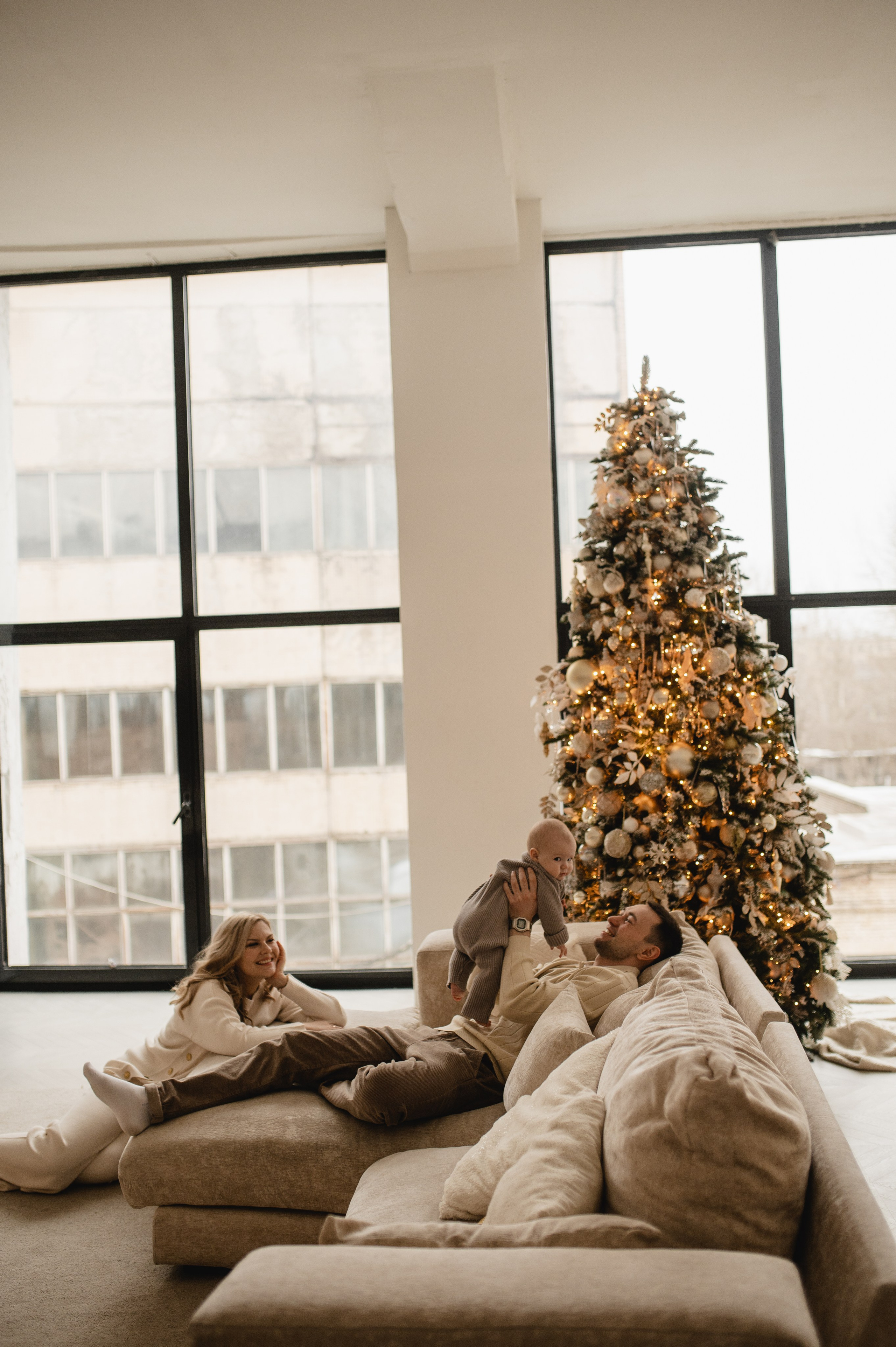 Новогодняя фотосессия в студии с малышом 6 месяцев в Бутово. Семейная фотосессия Бутово Москва фотограф Алина Морщагина