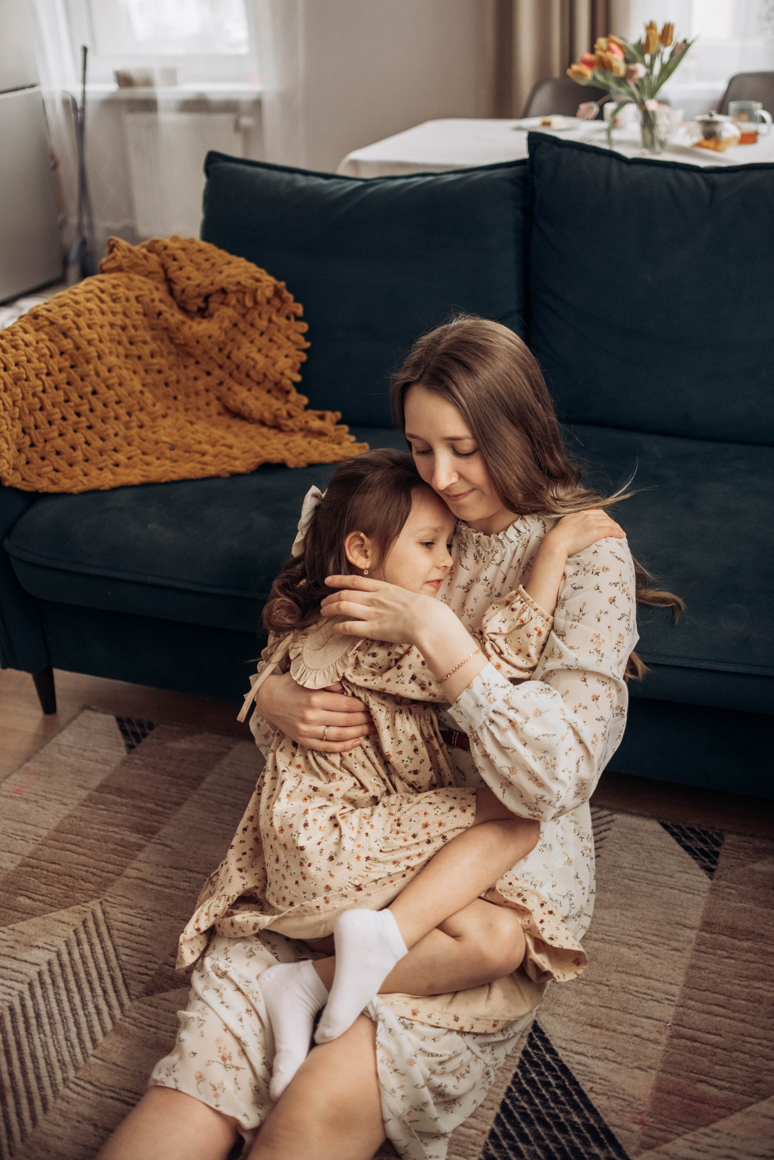 Домашняя фотосессия для мамы и дочек, с цветами, весной, к 8 марта. Семейный фотограф в Железнодорожном Масаева Елена