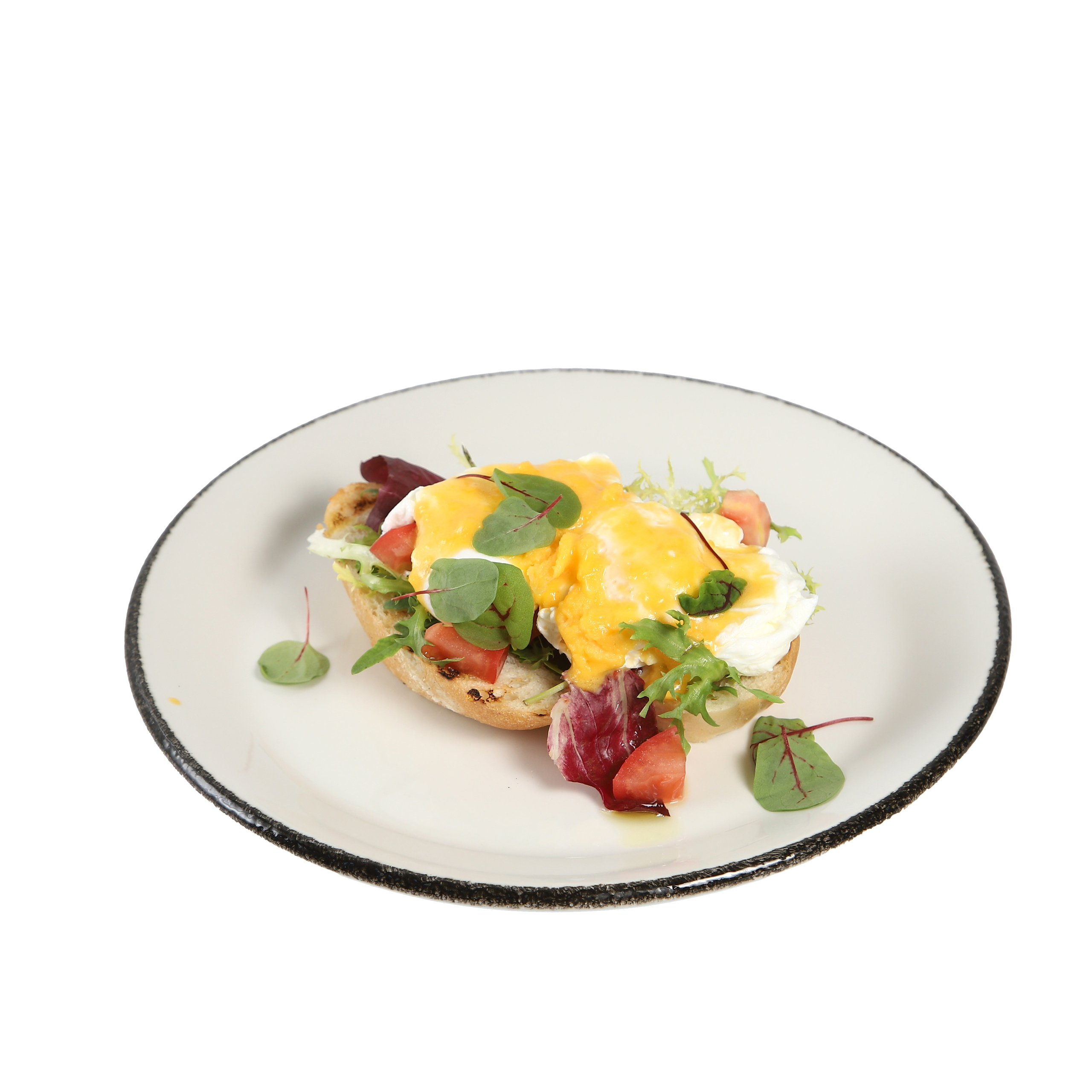 Фуд-фотография салата с овощами и соусом.