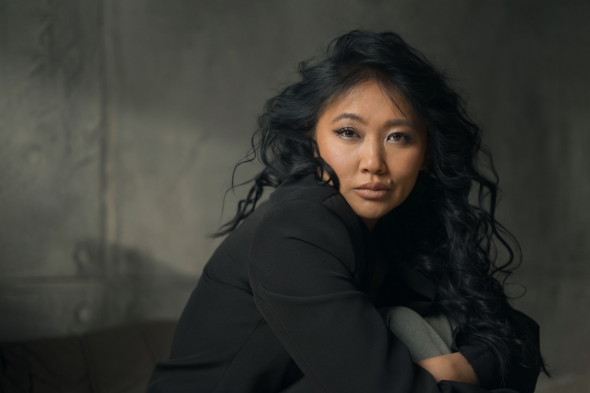 Услуги фотографа в Хабаровске. Портреты, контент, будуар. Фотосессия в стиле минимализм, низкий ключ. Крупный женский портрет, красивая девушка с длинными черными волосами, азиатский тип.