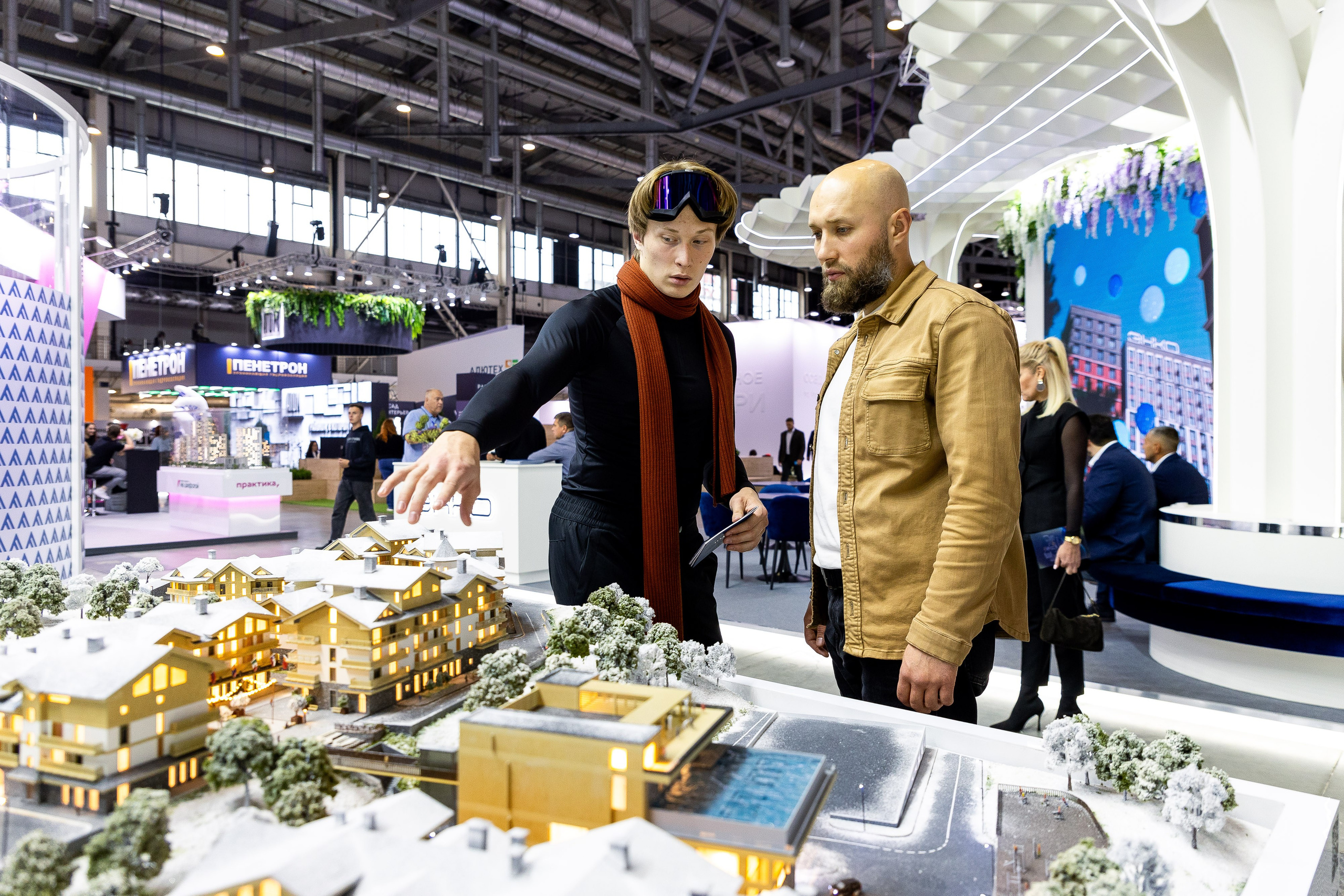 100+ (разные стенды). Фотограф Родион Нарудинов