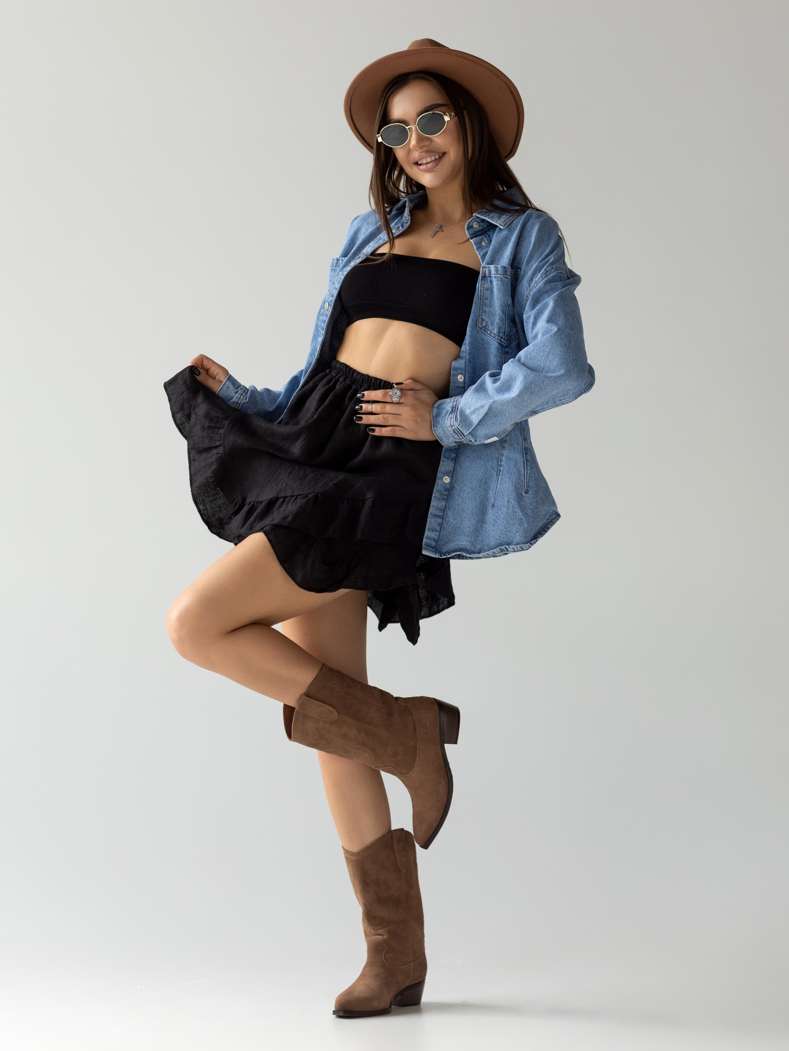 Модельная на циклораме (белый/серый фон). Съёмки для брендов и маркетплейсов