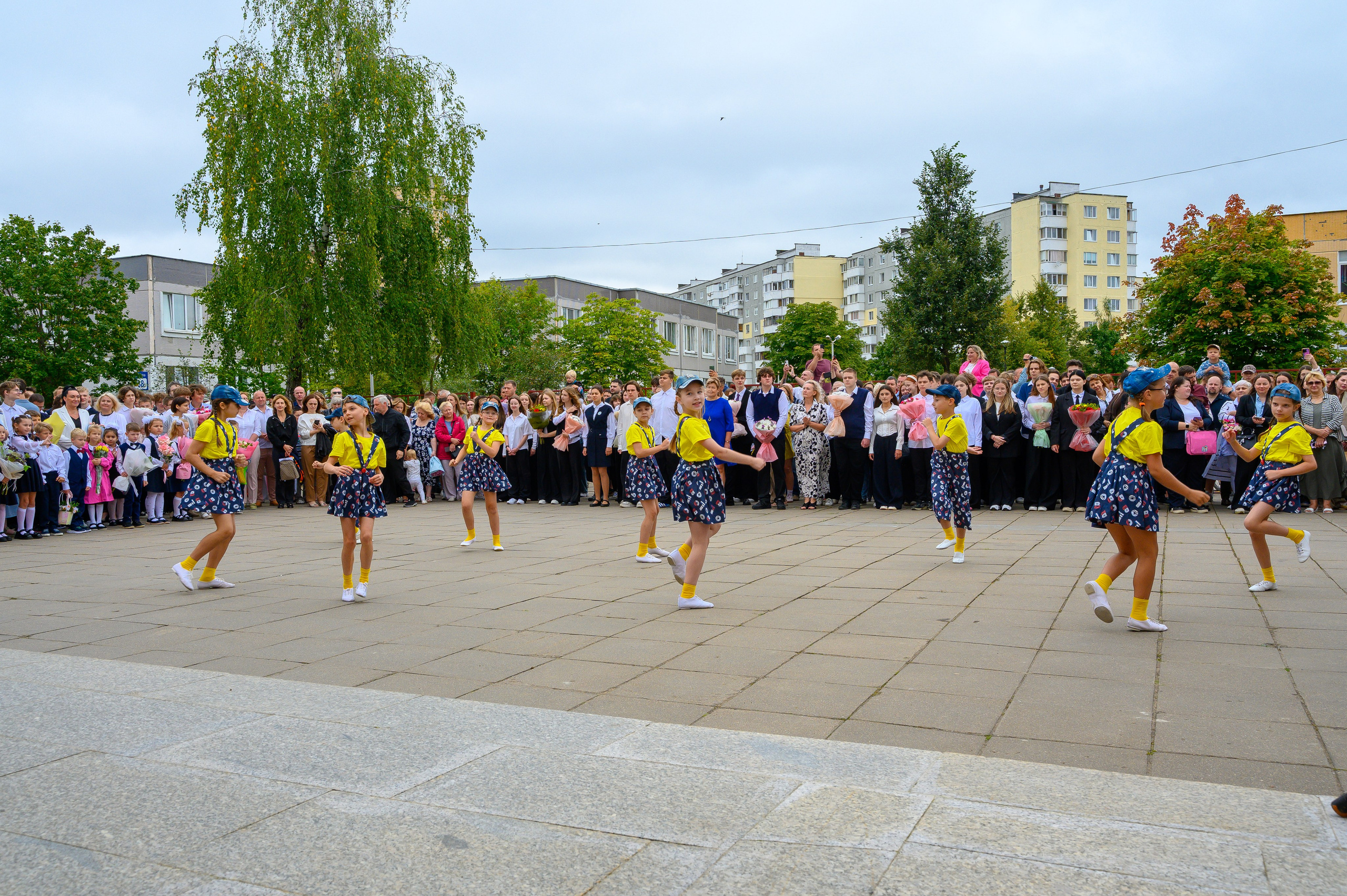 Вот звучит первый звонок, перед этим долгое приготовление к новому этапу в жизни, Яромир идет в школу. Фотоуслуги, услуги фотографа, фотографирование важных событий