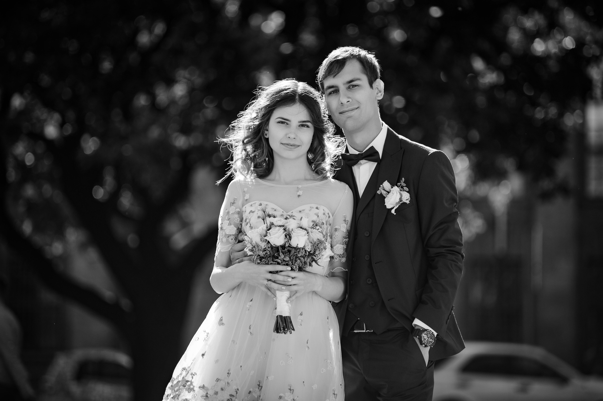 Профессиональная свадебная фотосессия в историческом центре Санкт-Петербурга с обработкой фотографий в черно-белом стиле.