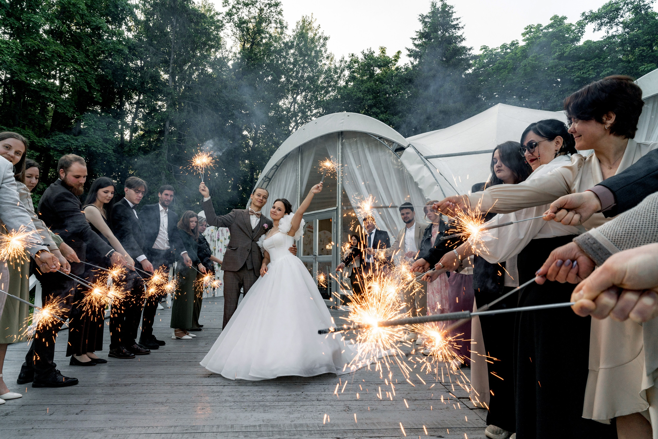 Красивые места для свадебной фотосессии летом в Санкт-Петербурге. Свадебный фотограф Александр Невский в Санкт-Петербурге