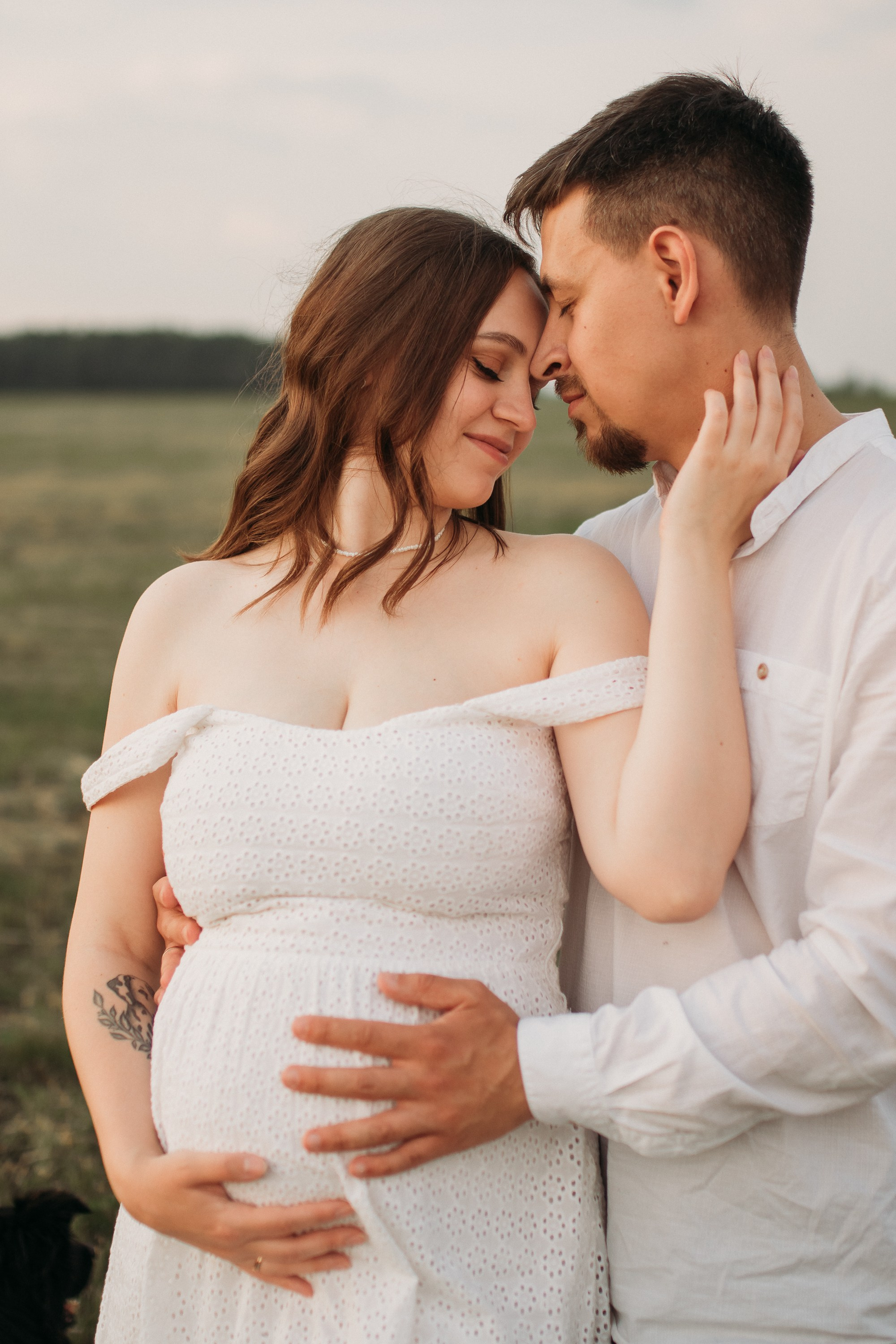 Фотосессия беременности в поле на закате. Семейный фотограф Екатеринбург Черепанова Олеся