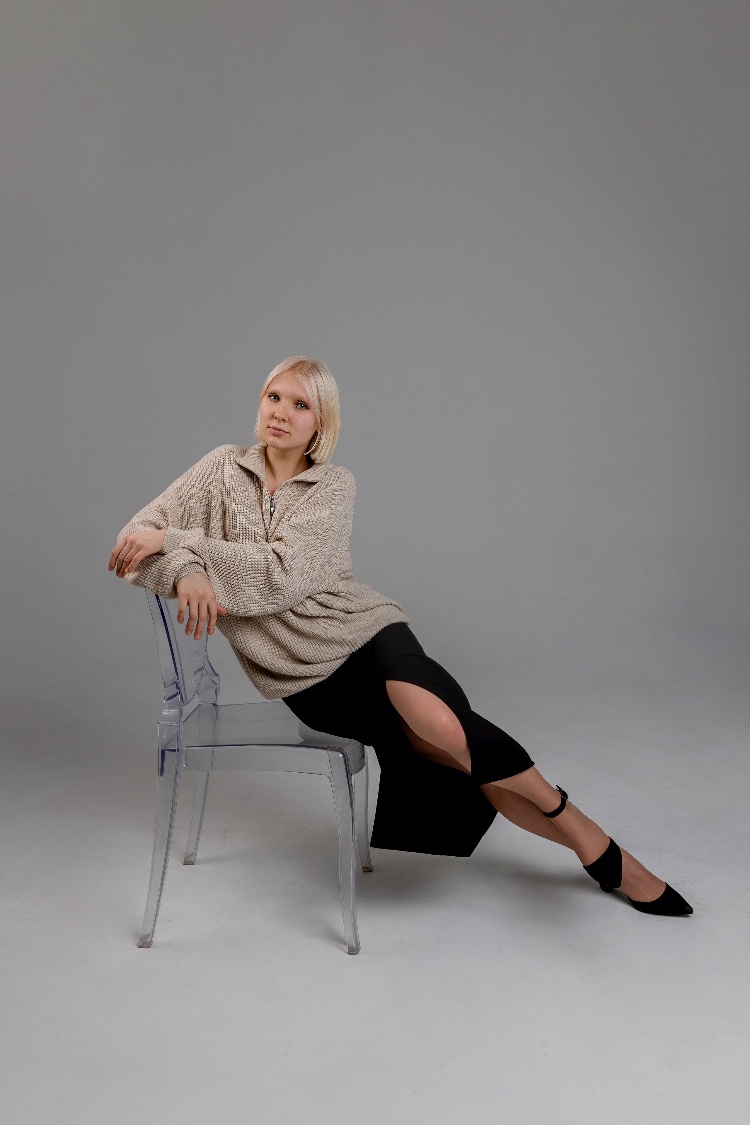 девушка блондинка в черной юбке