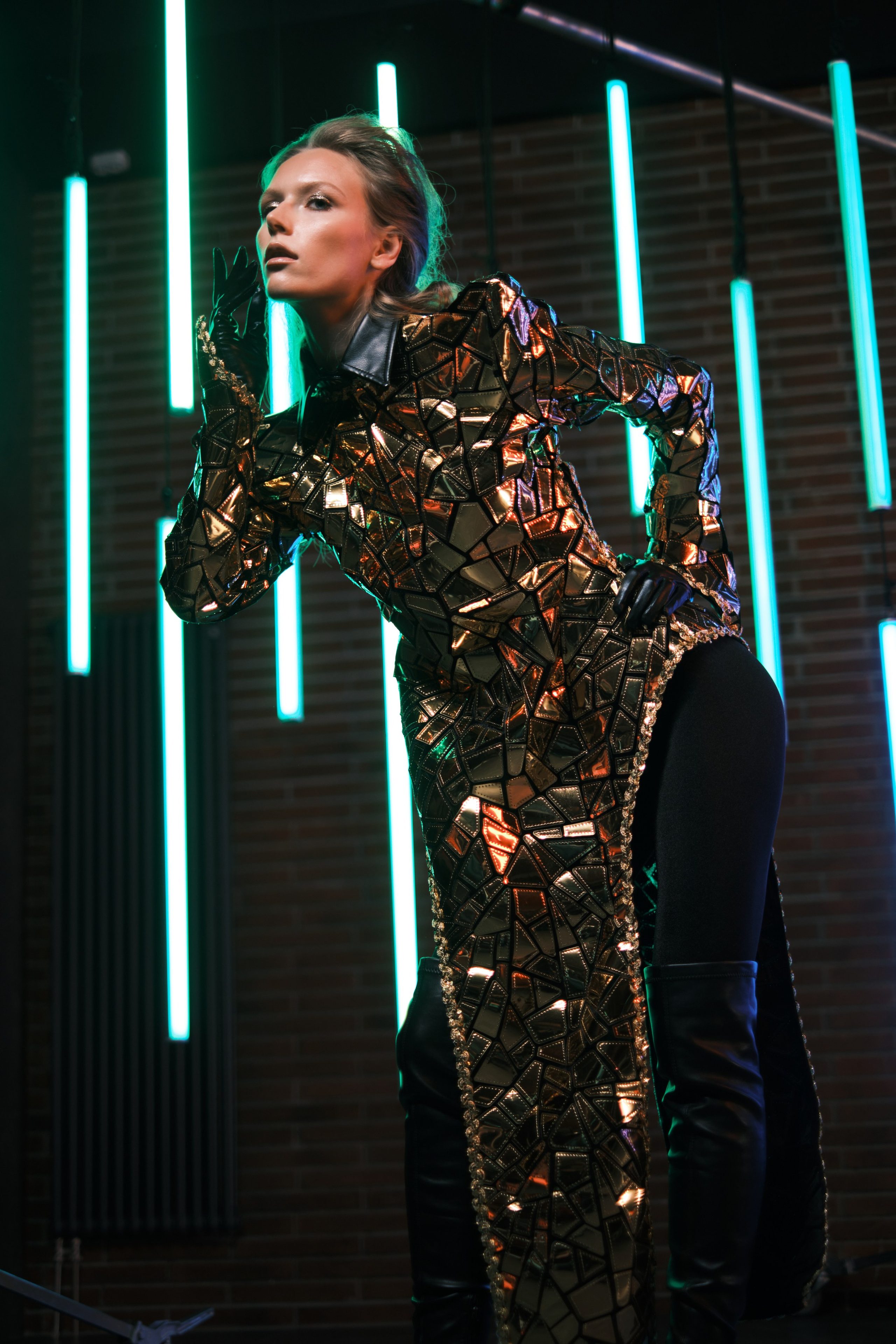 Фотосессия в стиле футуристической моды девушка в зеркальном костюме