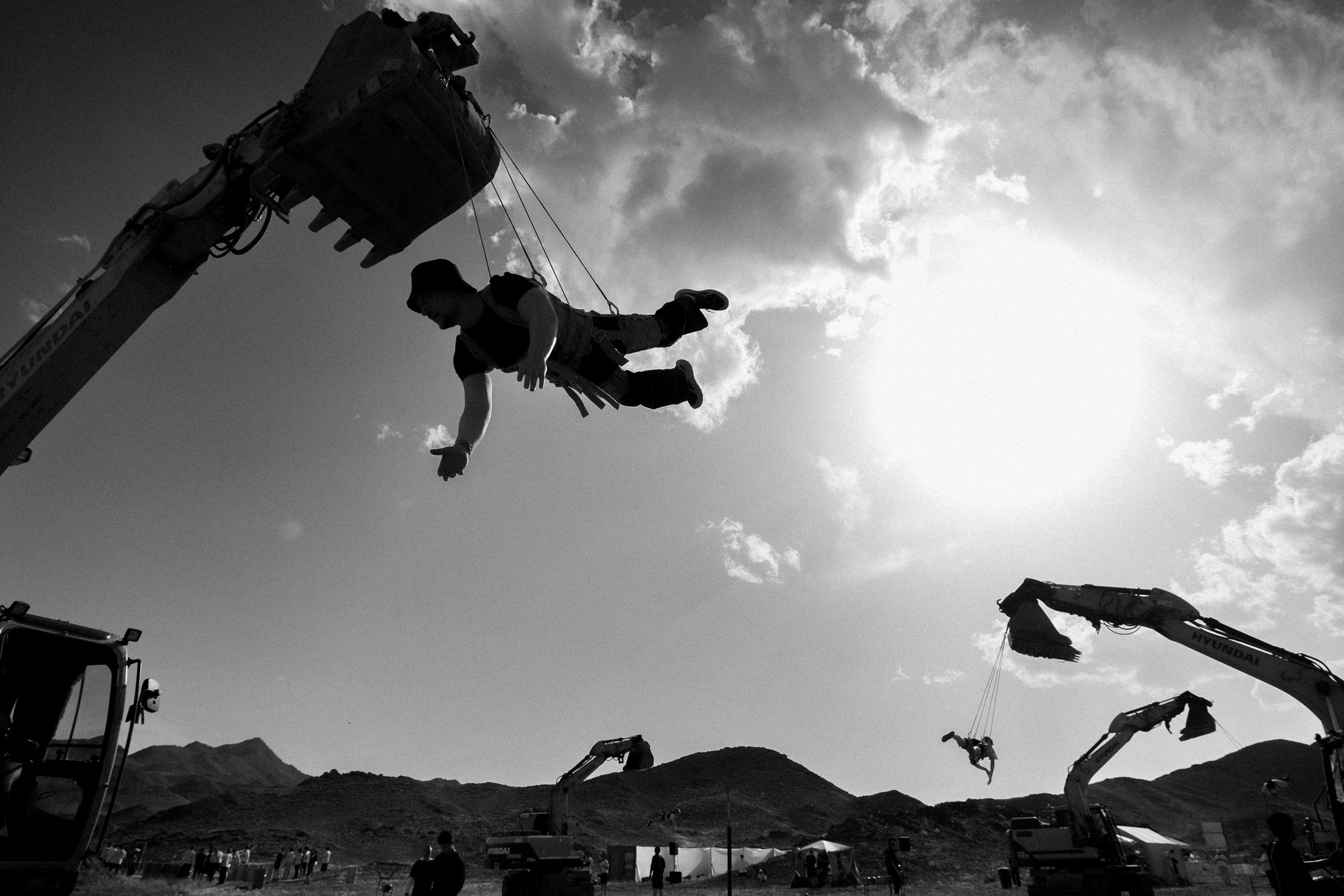 Здравствуйте! Я свадебный фотограф из Ульяновска, работаю в том числе по всей России и с выездом за границу. Снимаю свадьбы, lovestory, корпоративы, светский репортаж. Провожу обучение по фотографии, мастер-классы и воркшопы для других фотографов.