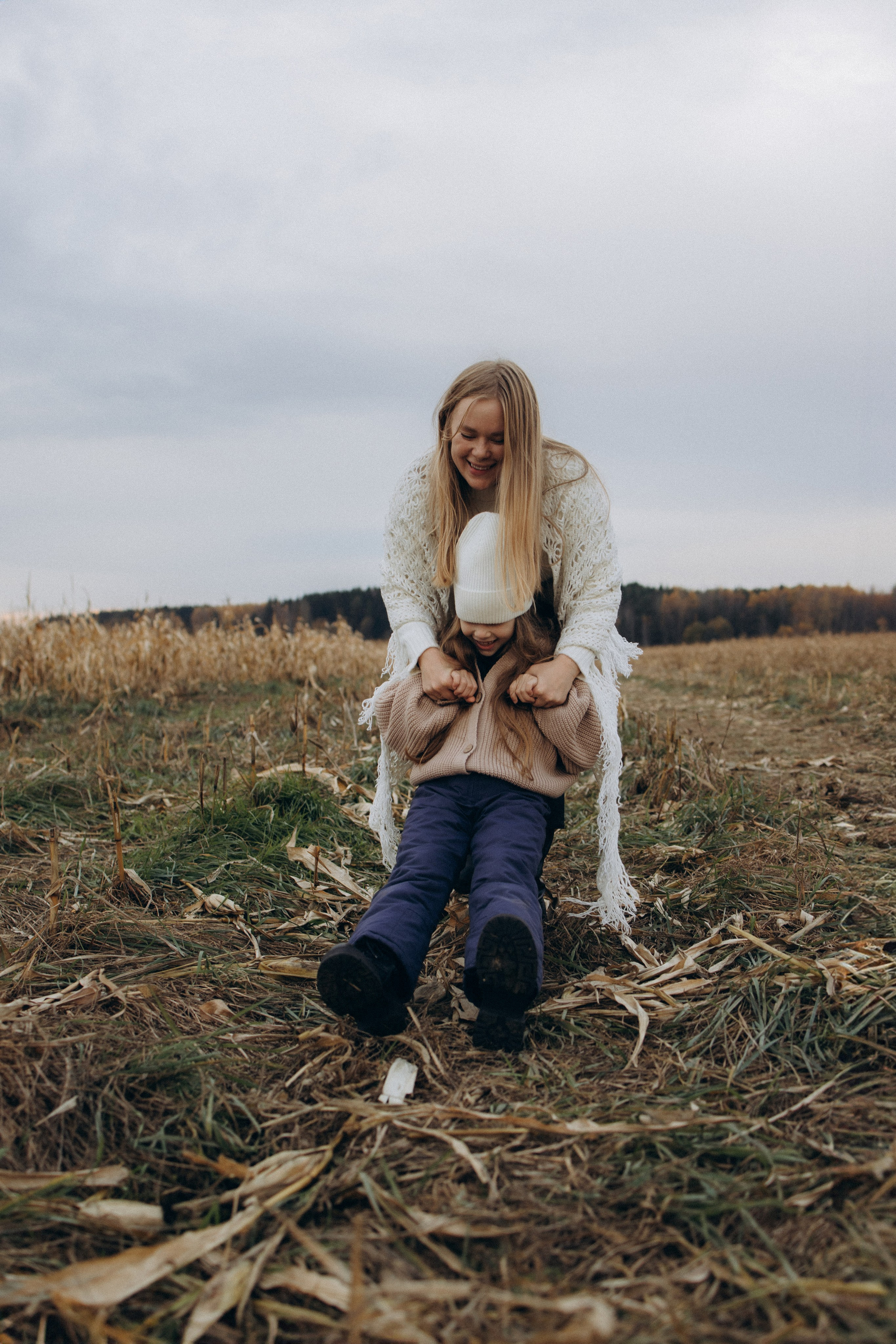 Оля, Ксюша и кукуруза. Фотограф Елена Рябцева