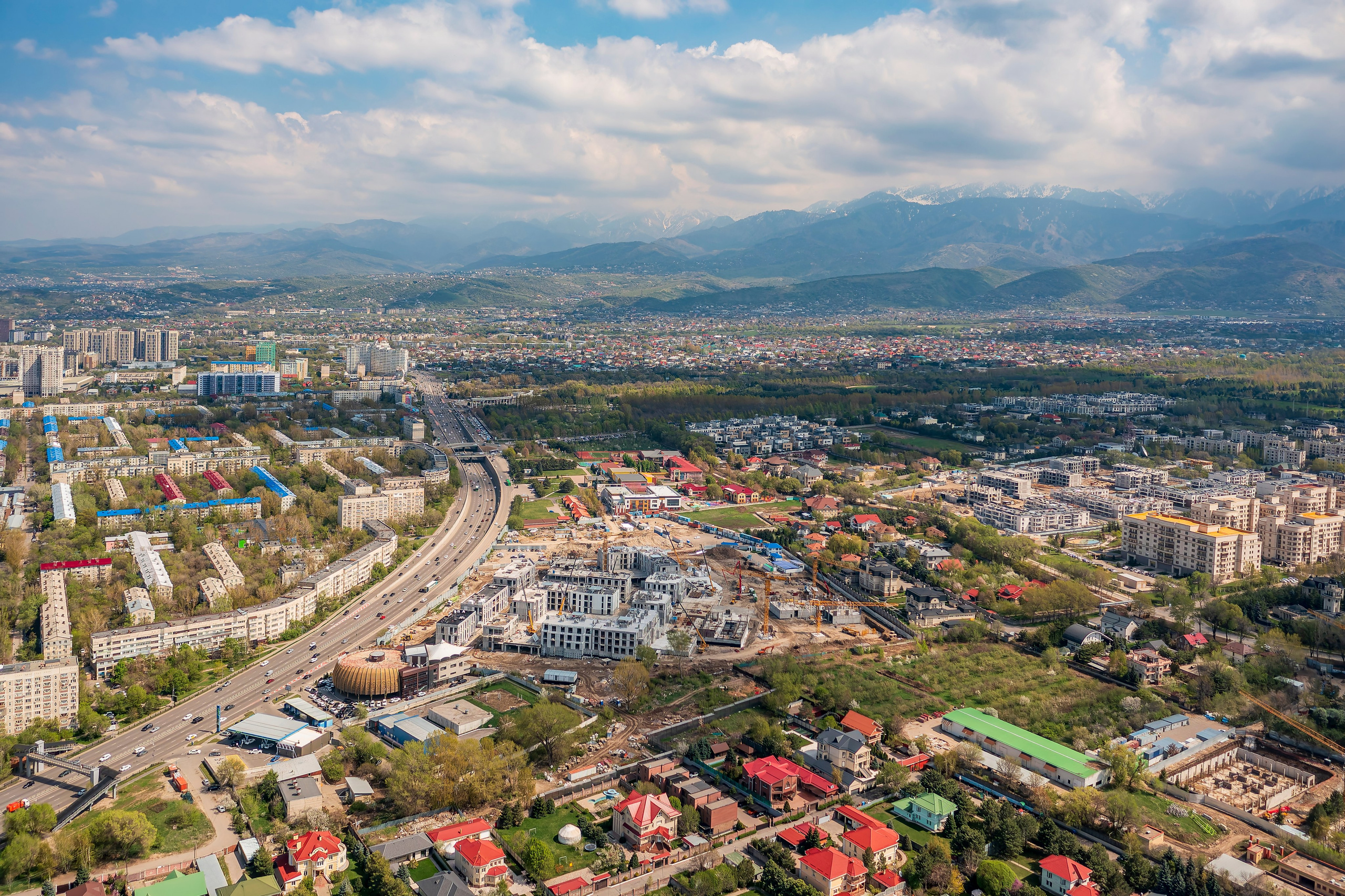 Алматы, ЖК 1st от Bi Group — аэросъёмка на фоне гор, апрель 2026. Интерьерный фотограф Алматы