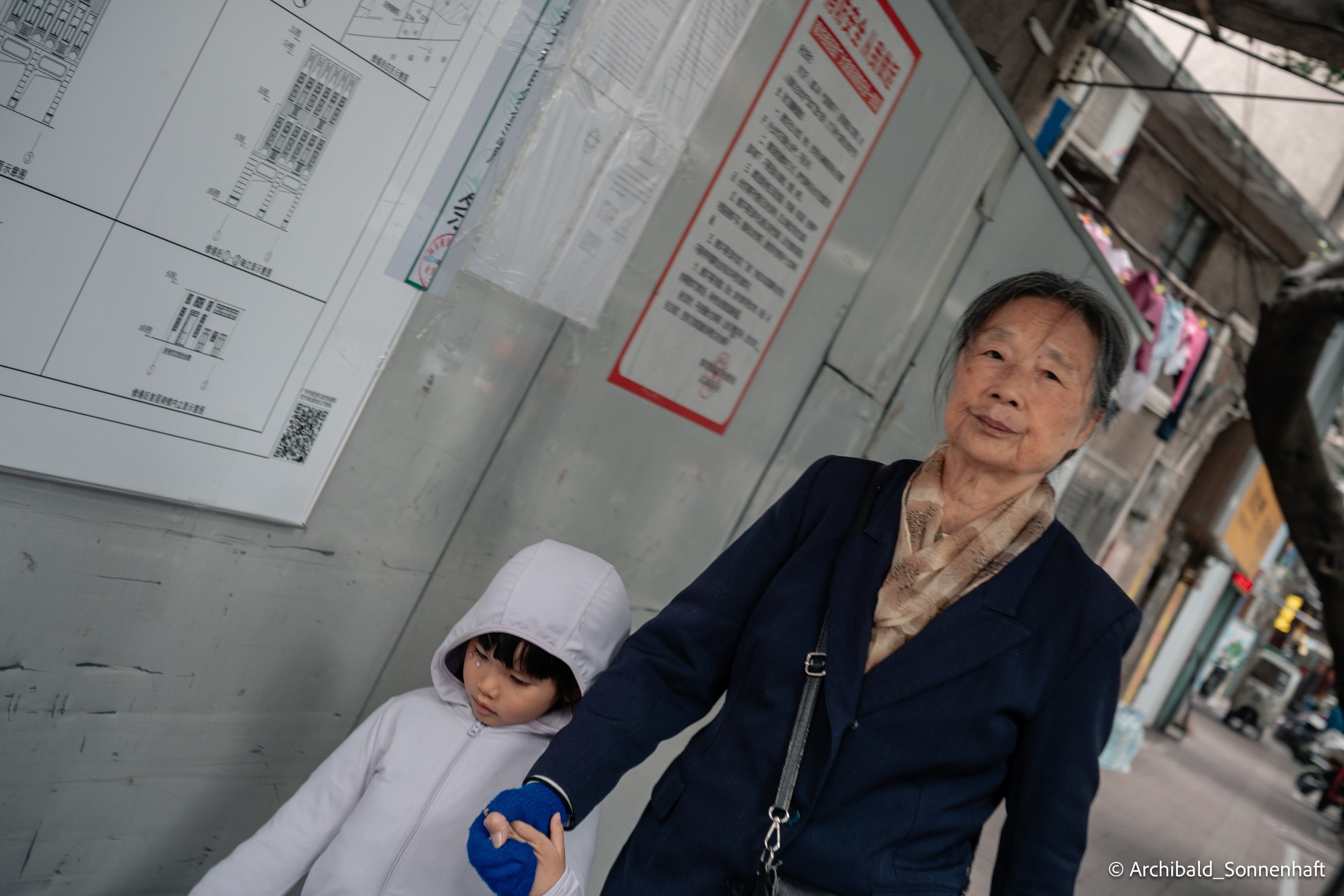 Walking in GZ, sunday. Photographer in Guangzhou, China. Archibald Sonnenhaft