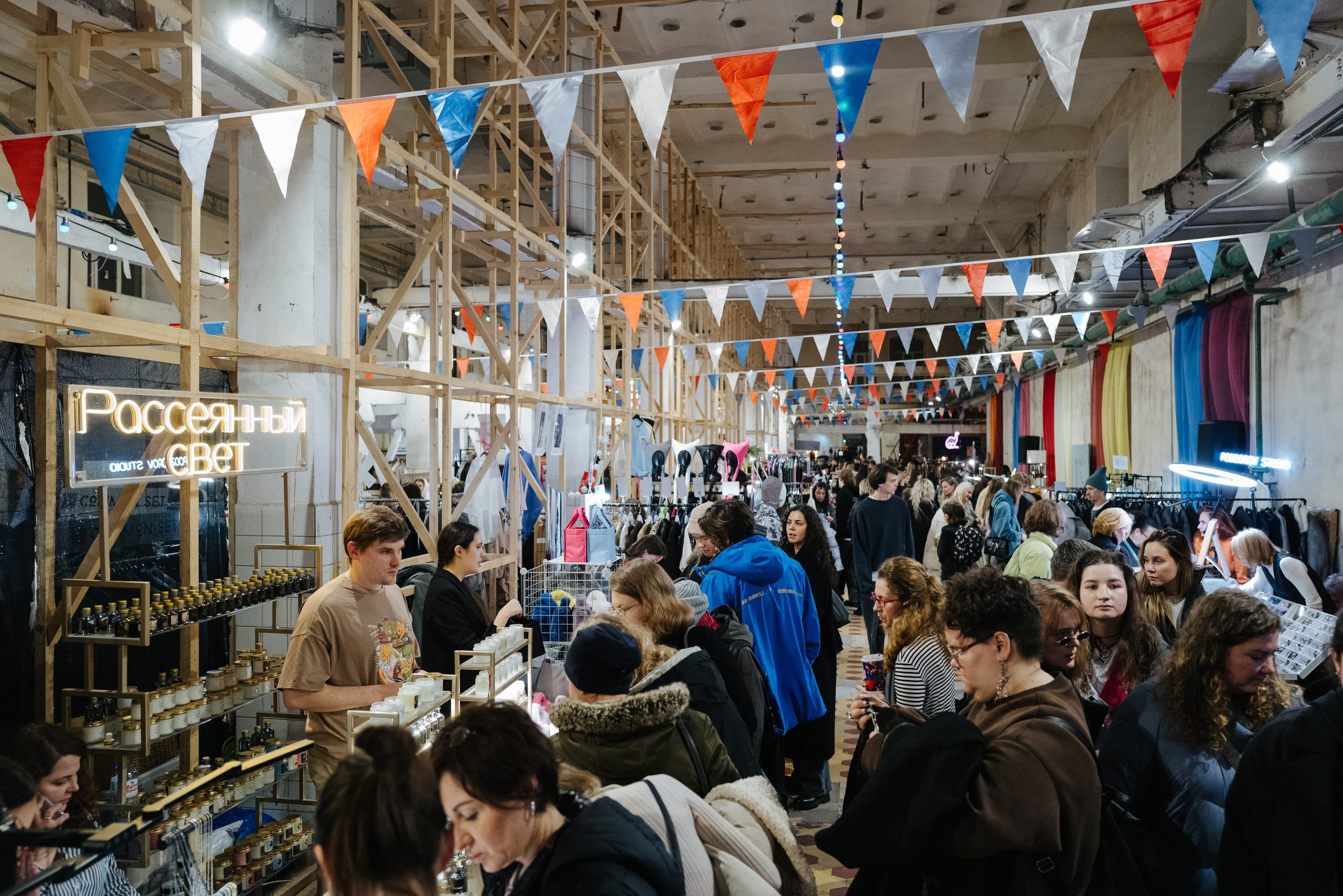 16 ноября 2024 в пространстве «Кристалл» / фото Валерий Белобеев. Фотоотчеты «Ламбада-маркета»