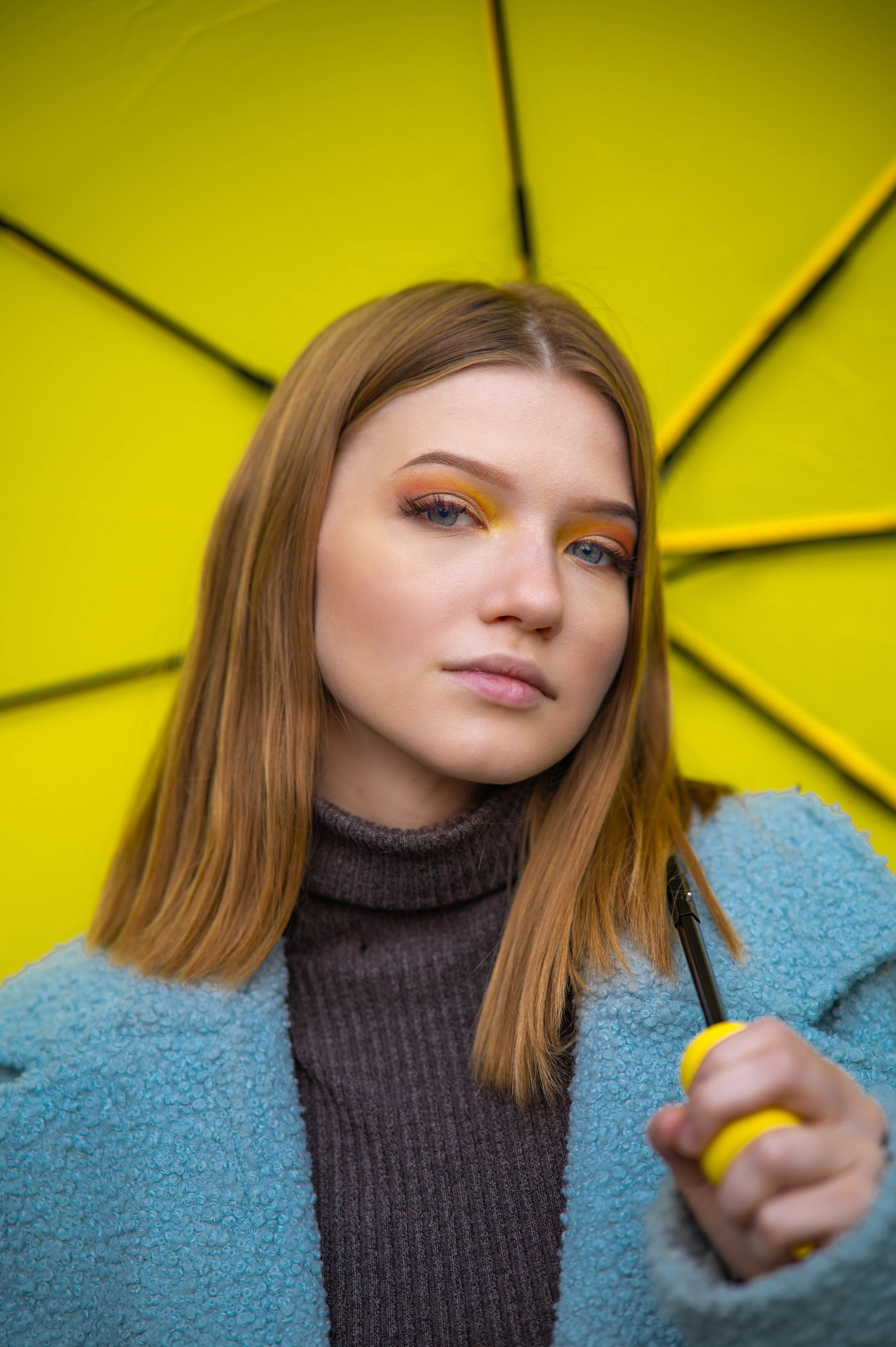 Осенняя индивидуальная съемка на фоне пожелтевших деревьев. Семейный и свадебный фотограф в Абакане Юлия Су