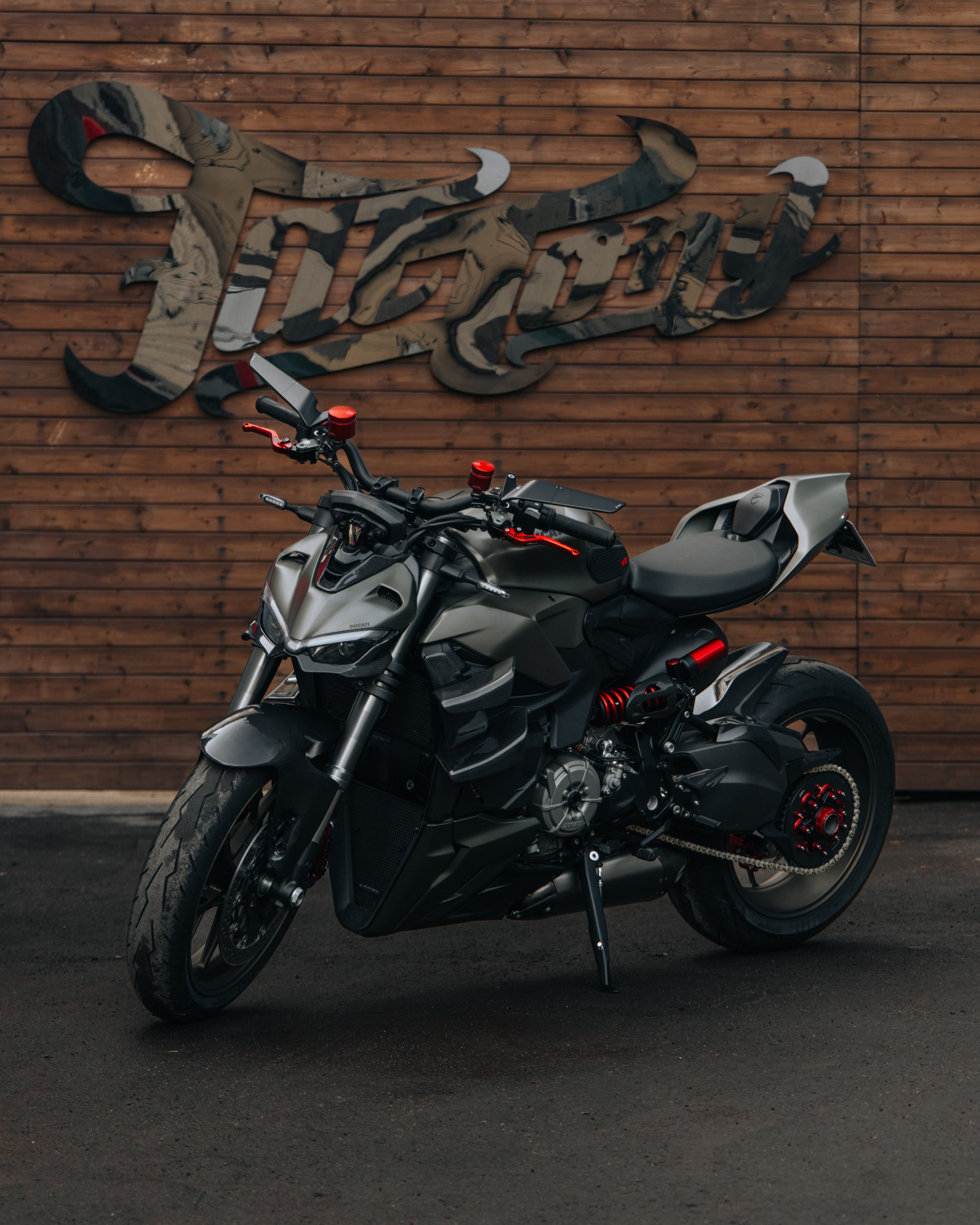 Ducati Streetfighter V2 окрас деталей в красный кэнди и черный мат. DeLorein