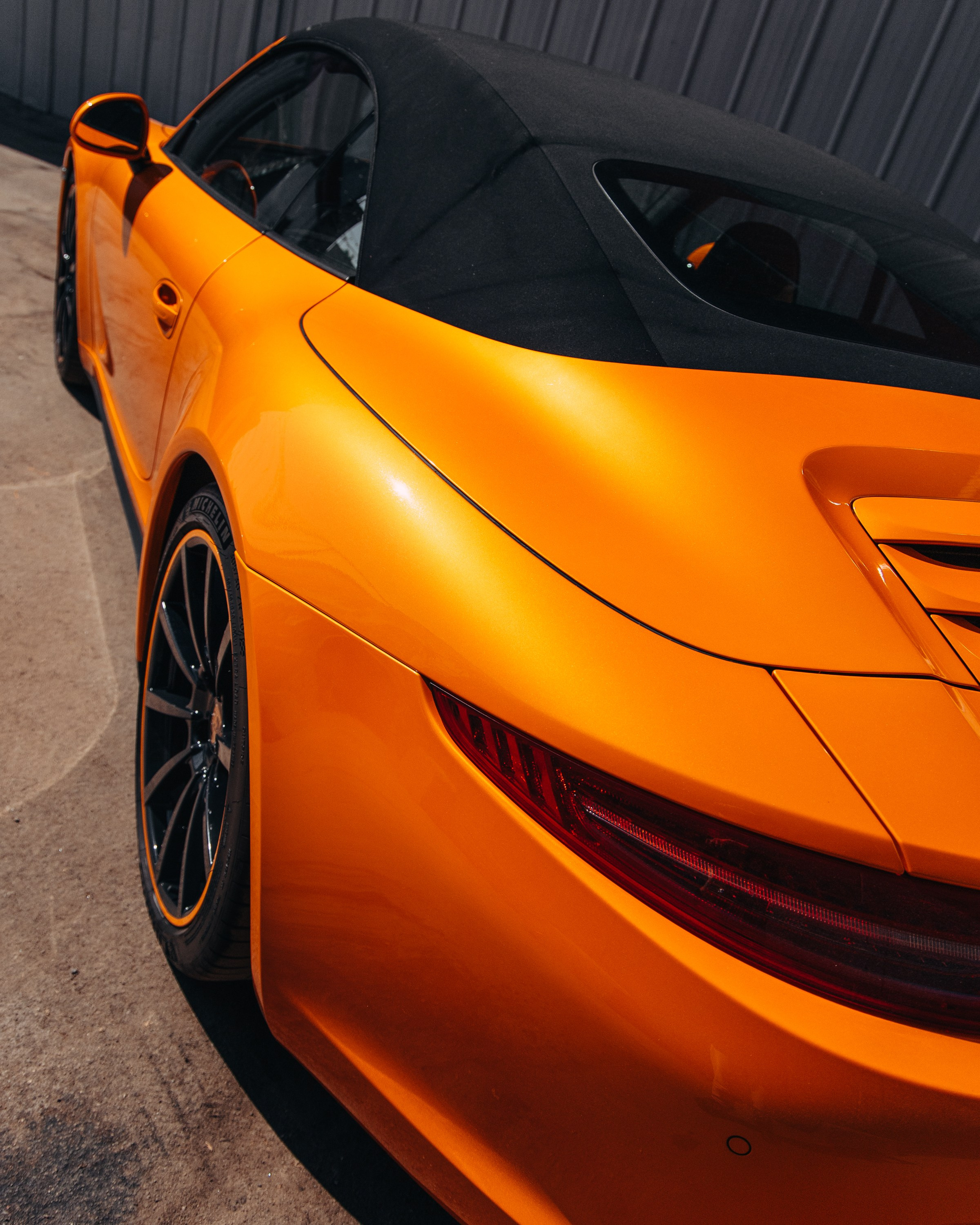 Porsche 911 оранжевый замена ремней безопасности. DeLorein