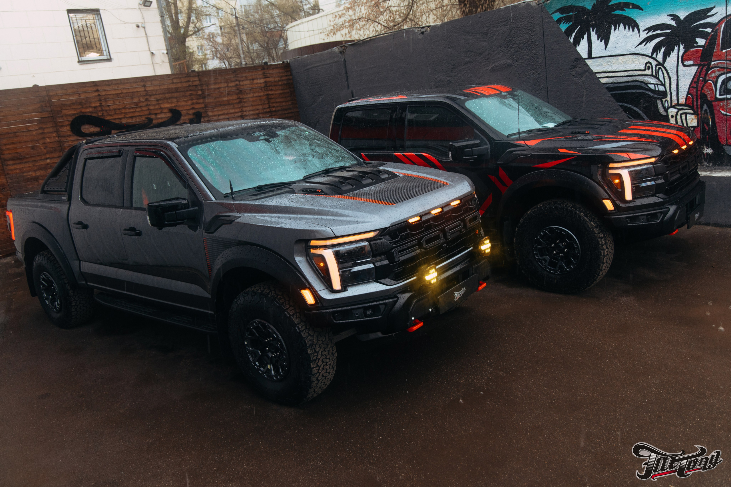2x Ford Raptor R. DeLorein