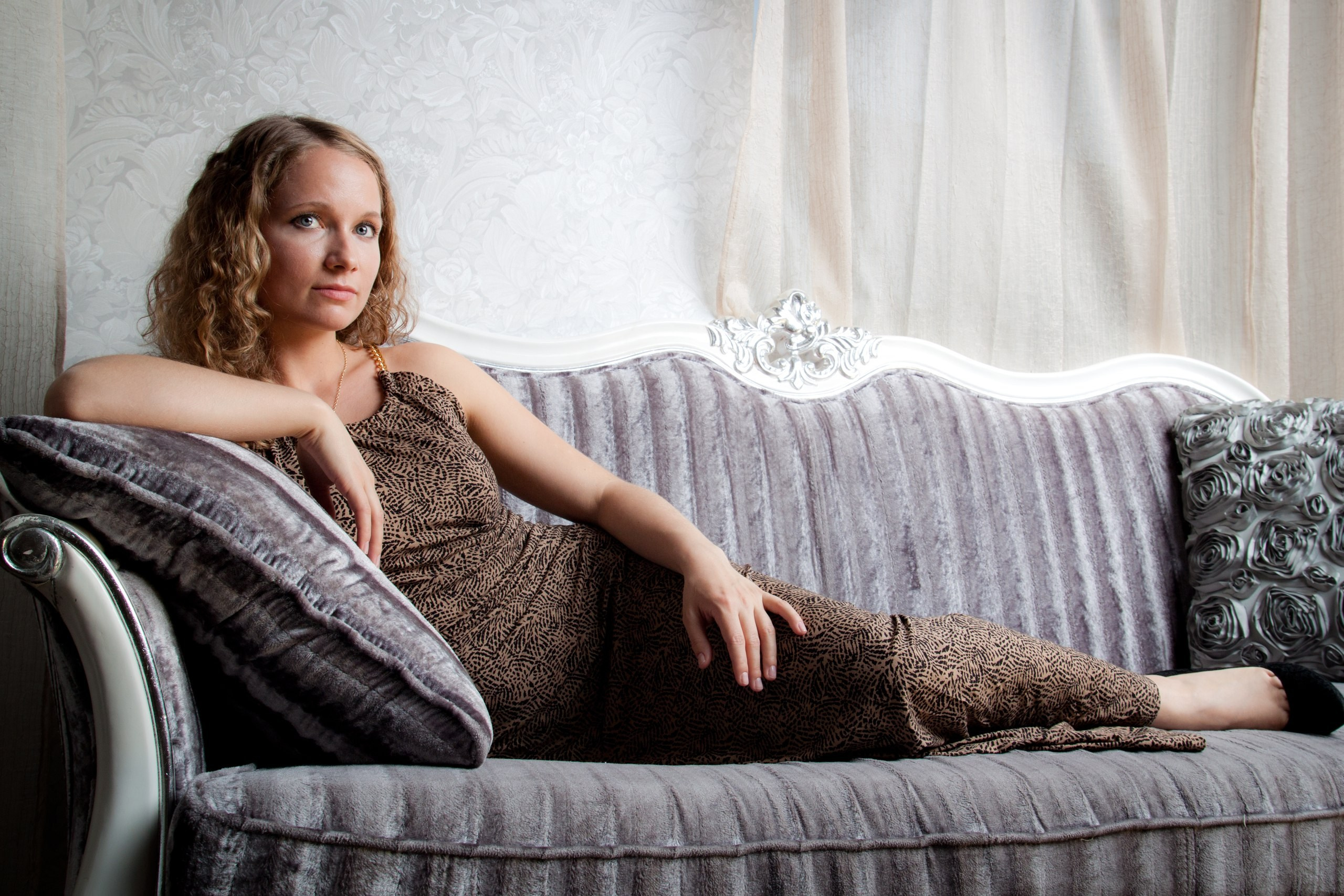 студийная фотосессия на диване для модели