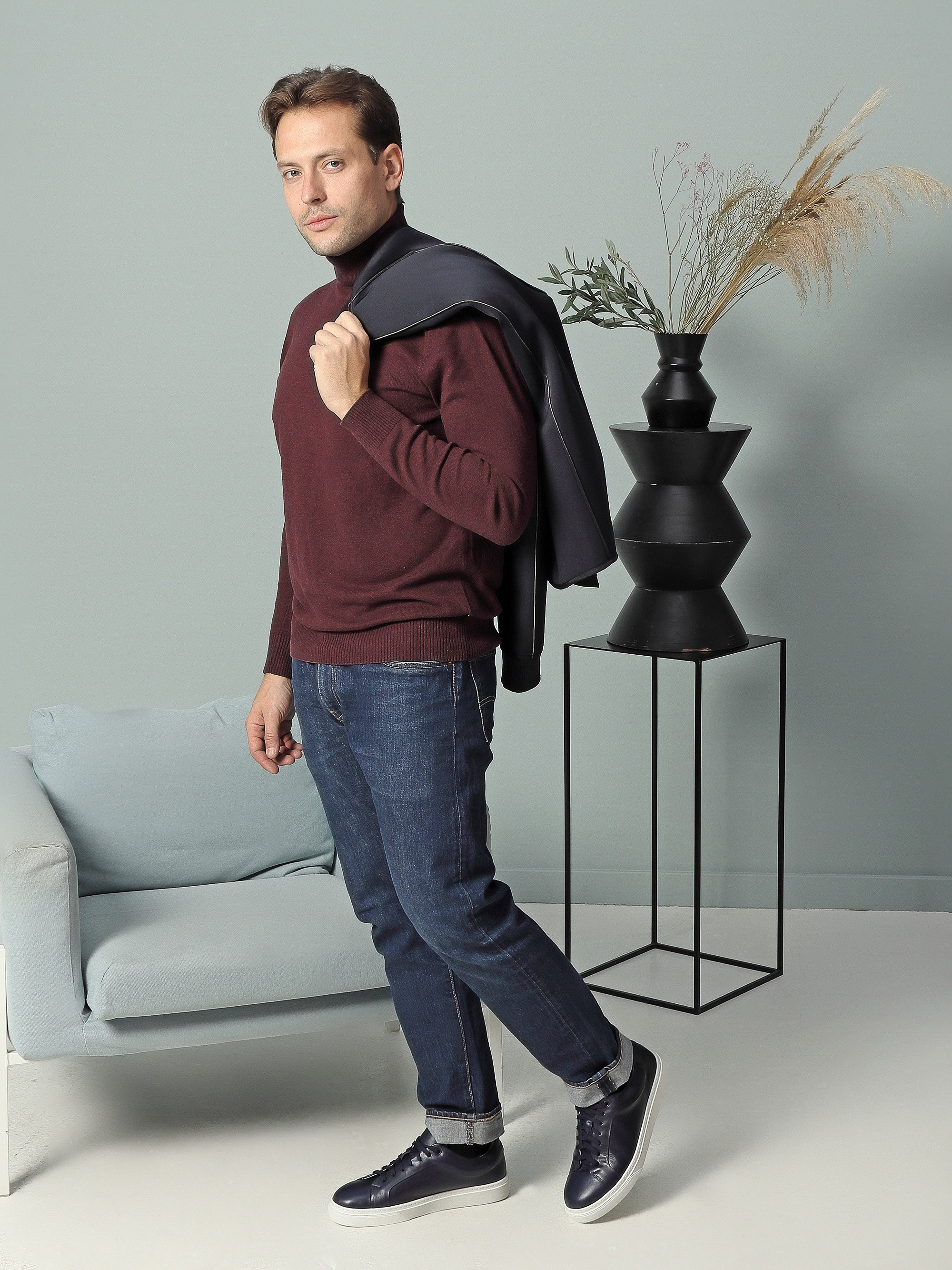 Фотосъемка обуви на модели в интерьерной студии