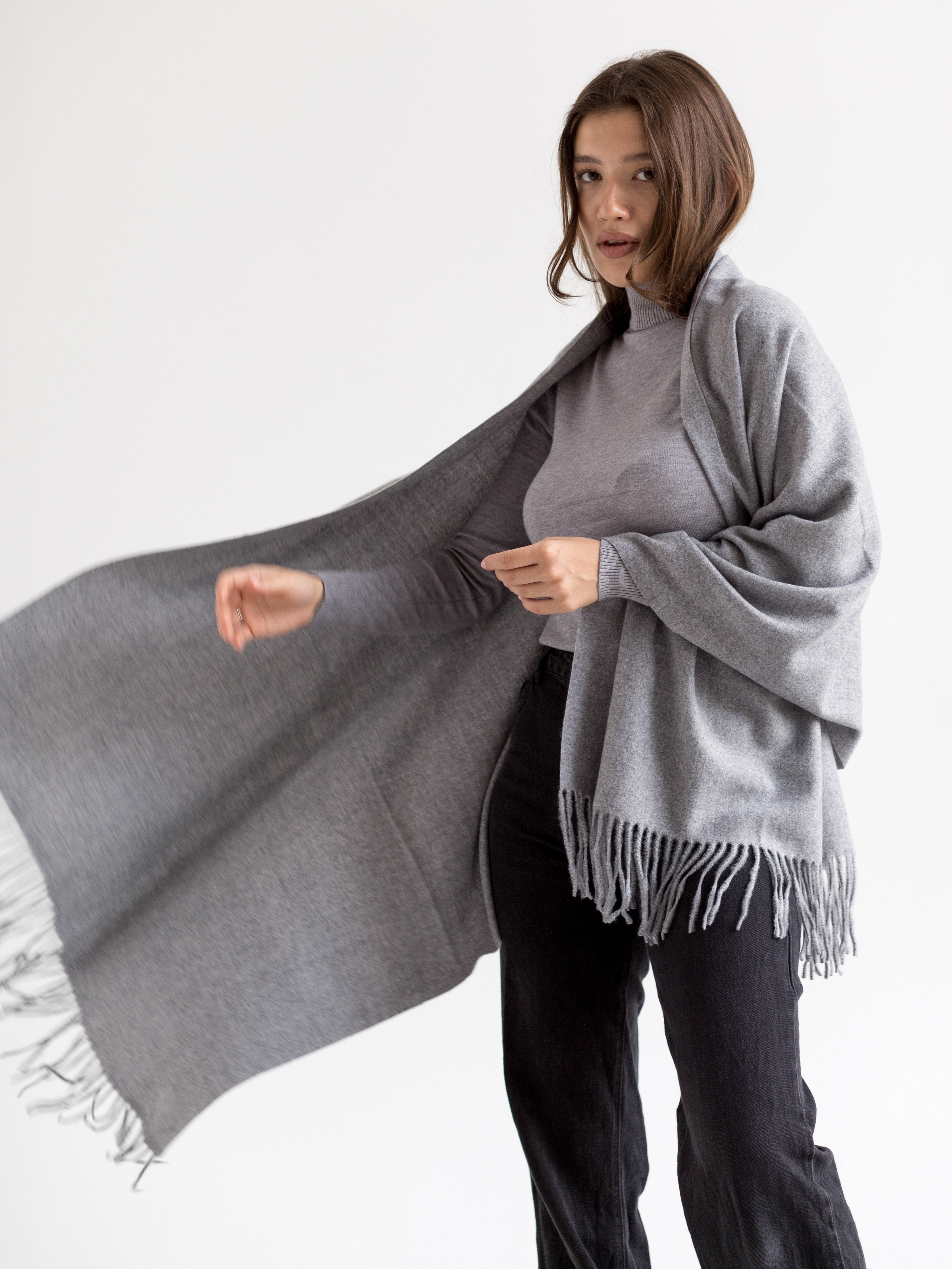 Модельная на циклораме (белый/серый фон). Съёмки для брендов и маркетплейсов