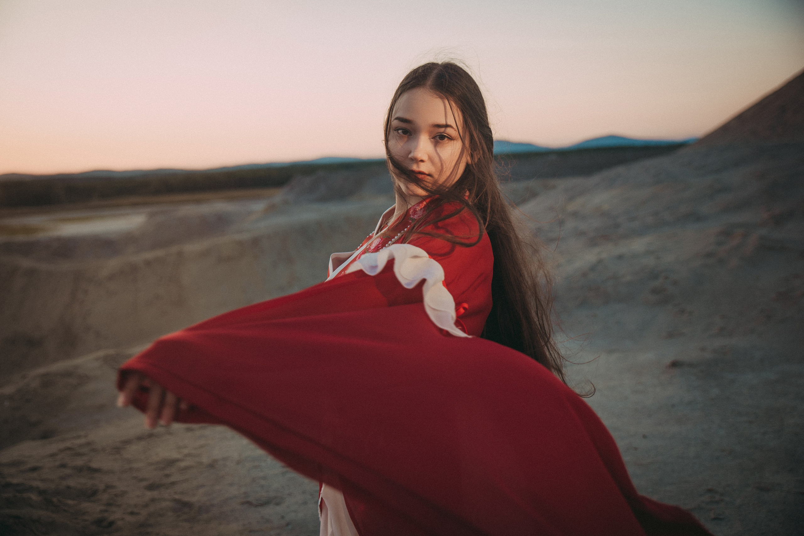 красное ханьфу развивается на ветру