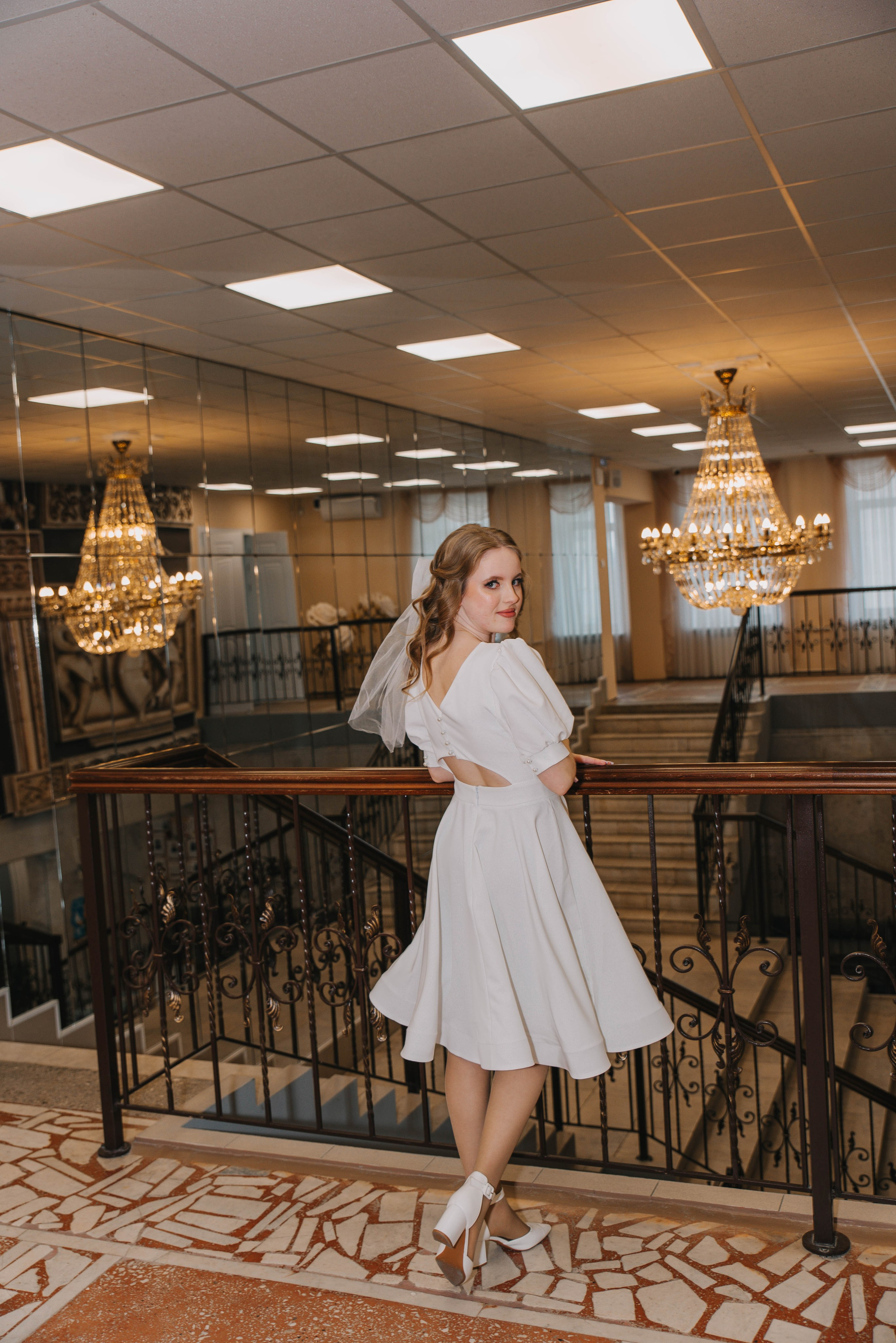 невеста после регистрации в загсе