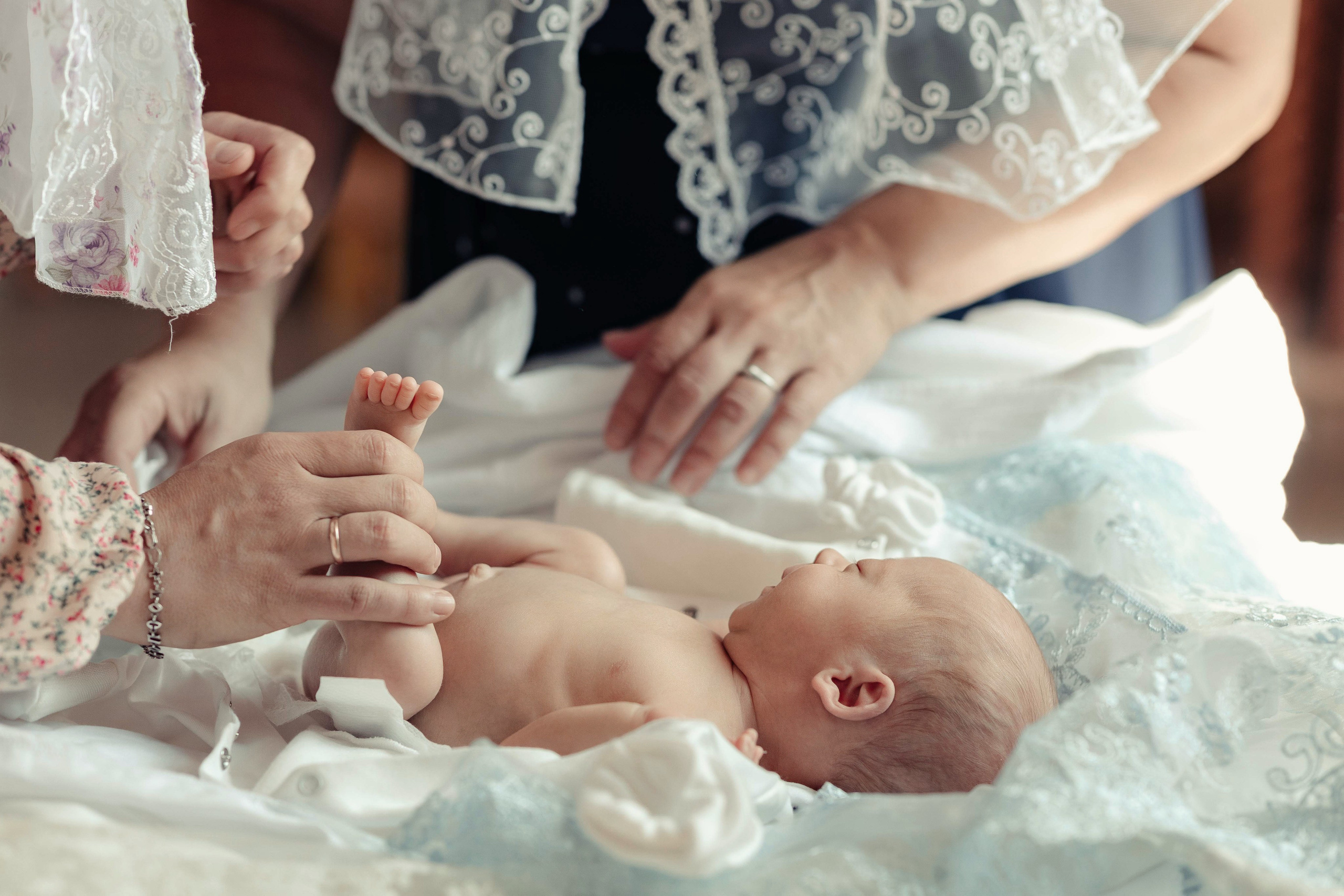 Фото съемка таинства крещения в храме Нижнего Новгорода. Алексей Шаров — свадебный и репортажный фотограф в Нижнем Новгороде
