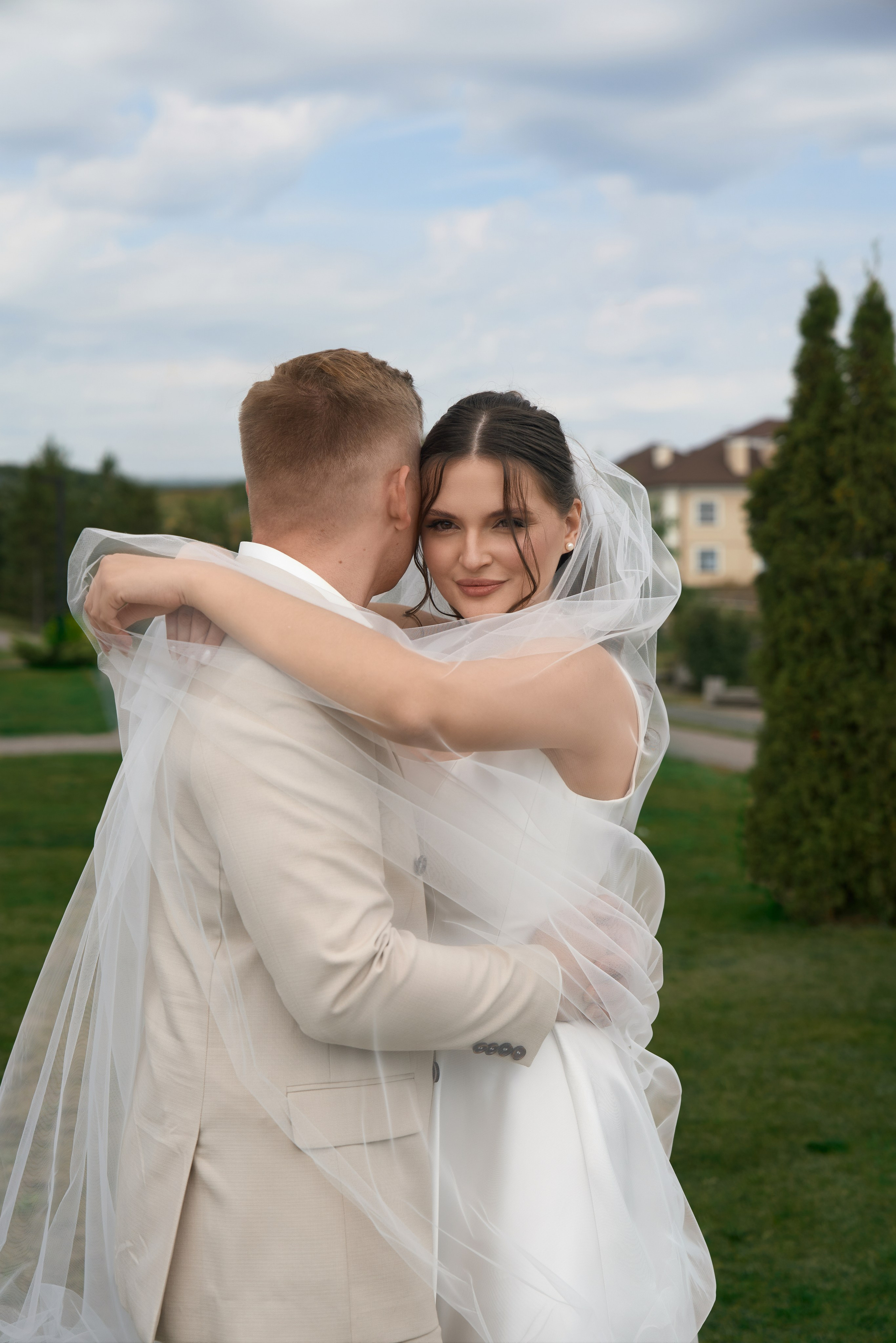 Свадебная фотосессия в «Гермесе» с белым моно-декором. Свадебный и коммерческий фотограф |Саратов Москва|