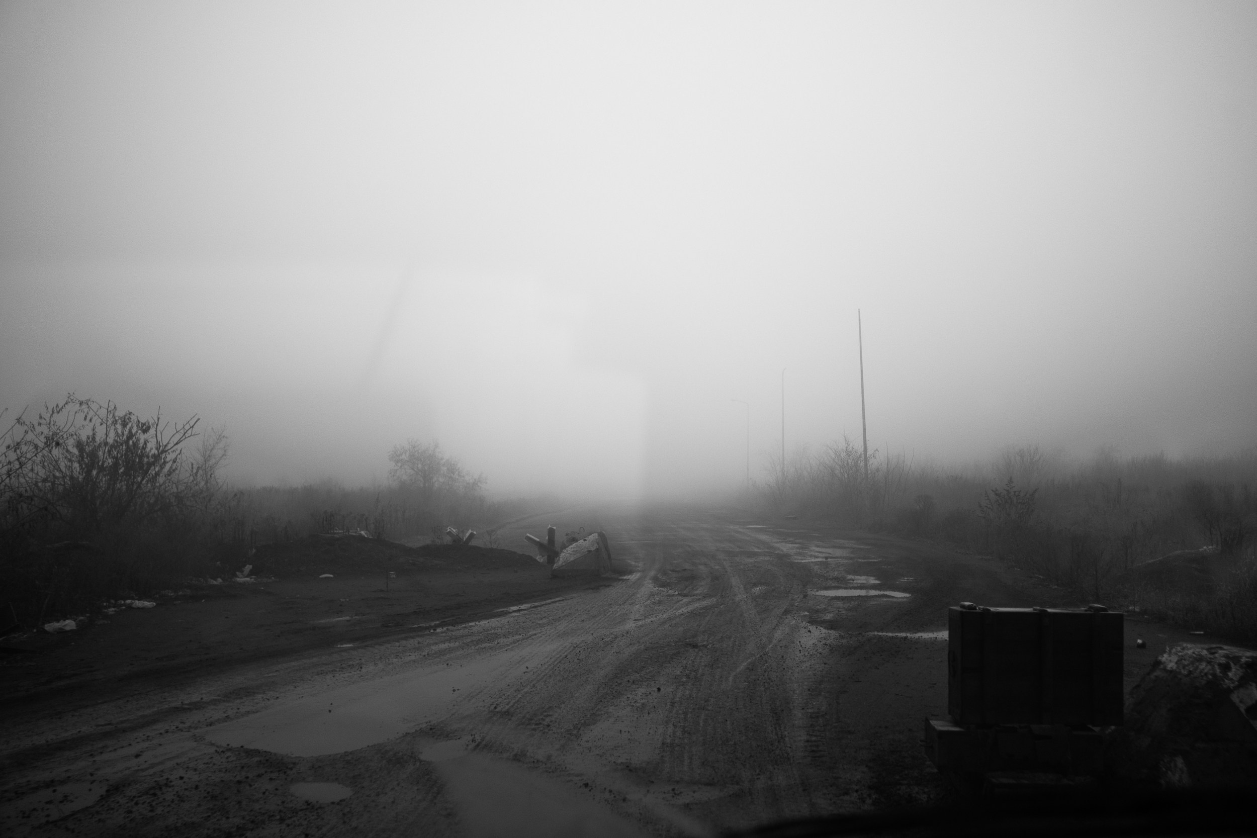 7. Пустота. Блокпост работает. Но в кадр никто не попал. Сюда не въедешь без прописки или если тебя нет в списке.