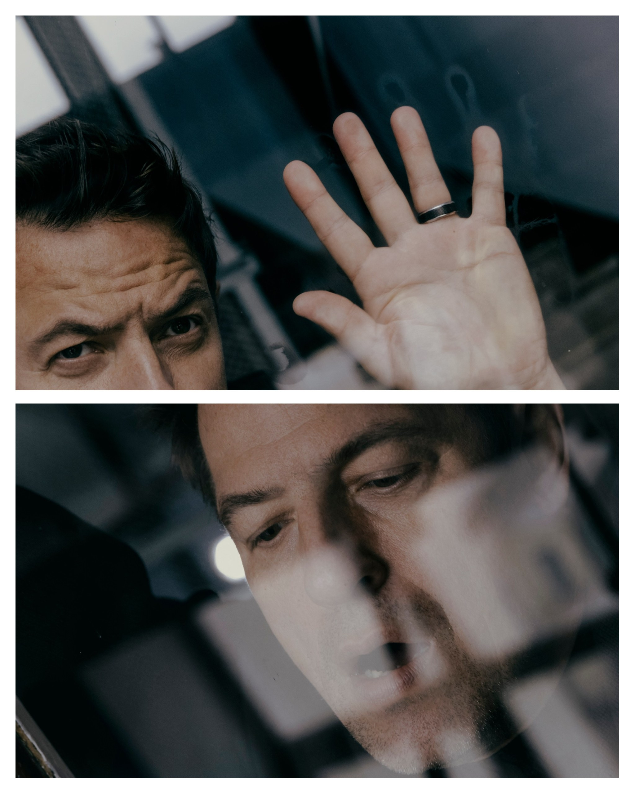 мужчина трогает ладонью стекло