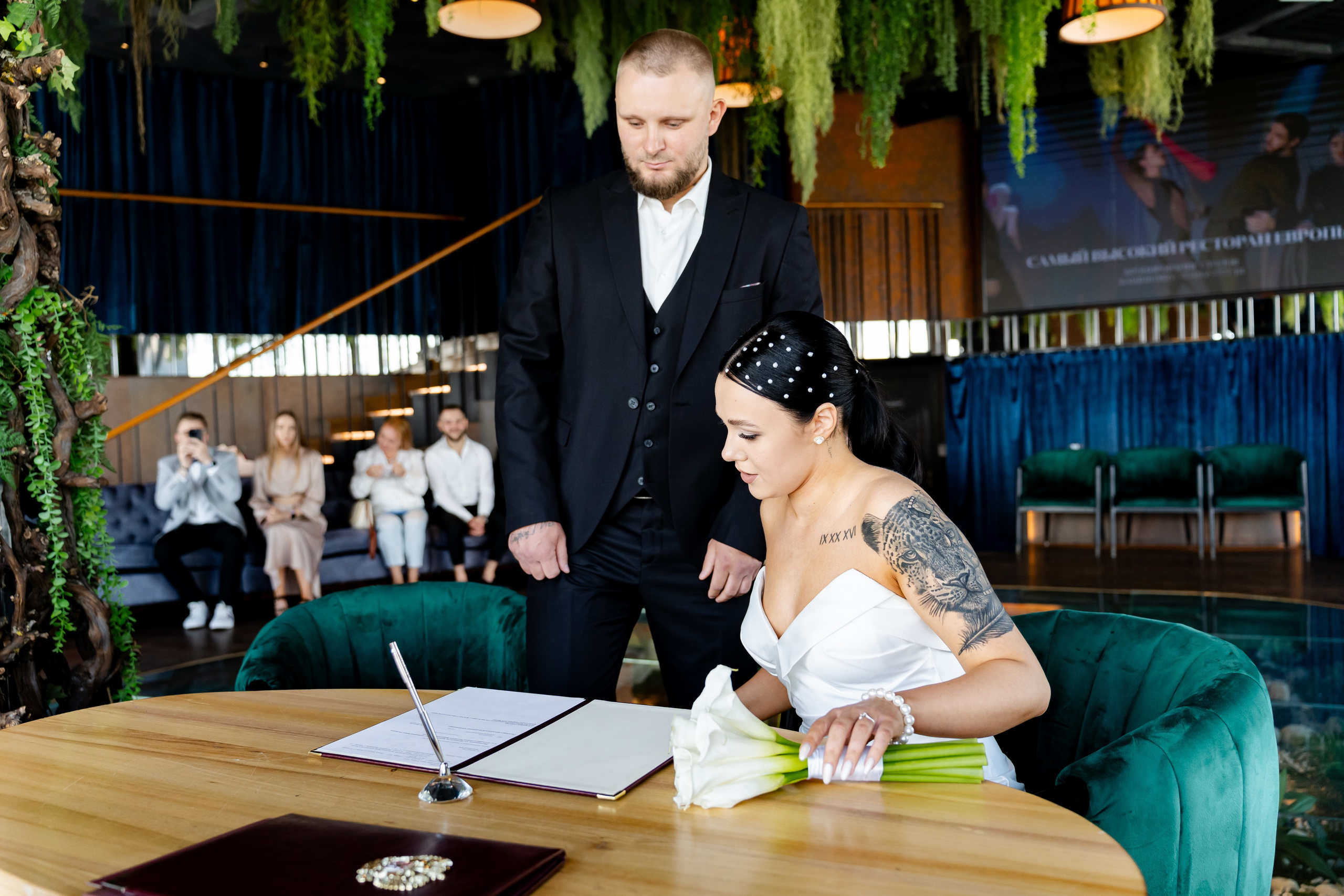 Свадебный фотограф на роспись в ресторане "Birds" в башне Око