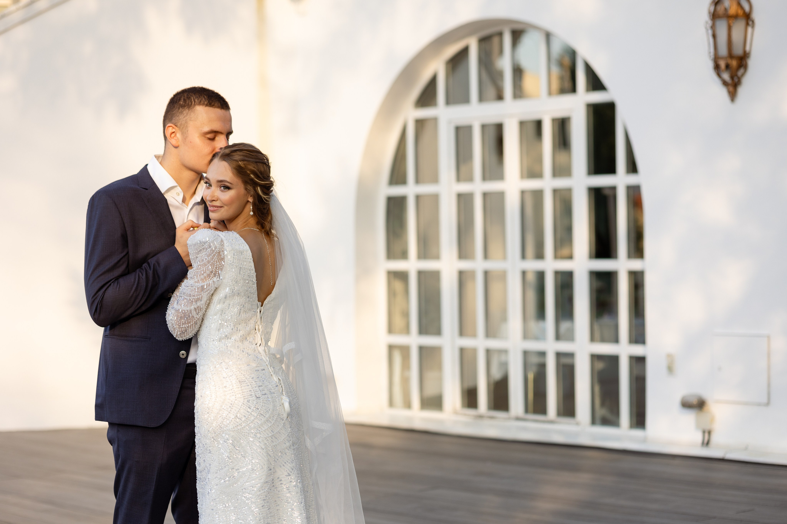 Молодые не могут оторваться друг от друга у того же арочного окна.