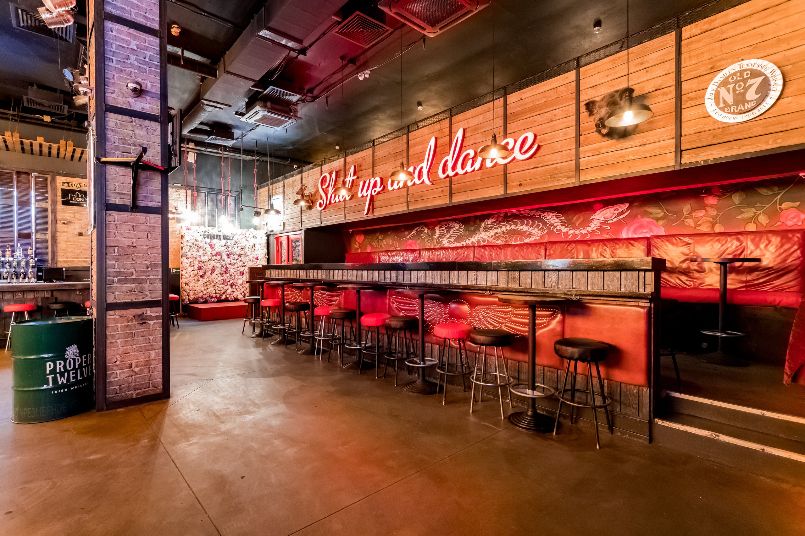 Фотосъемка для бара Гадкий Койот на улице Большая Дмитровка. Интерьеры, Контент, Портреты | Фотограф в Москве Дани Терно