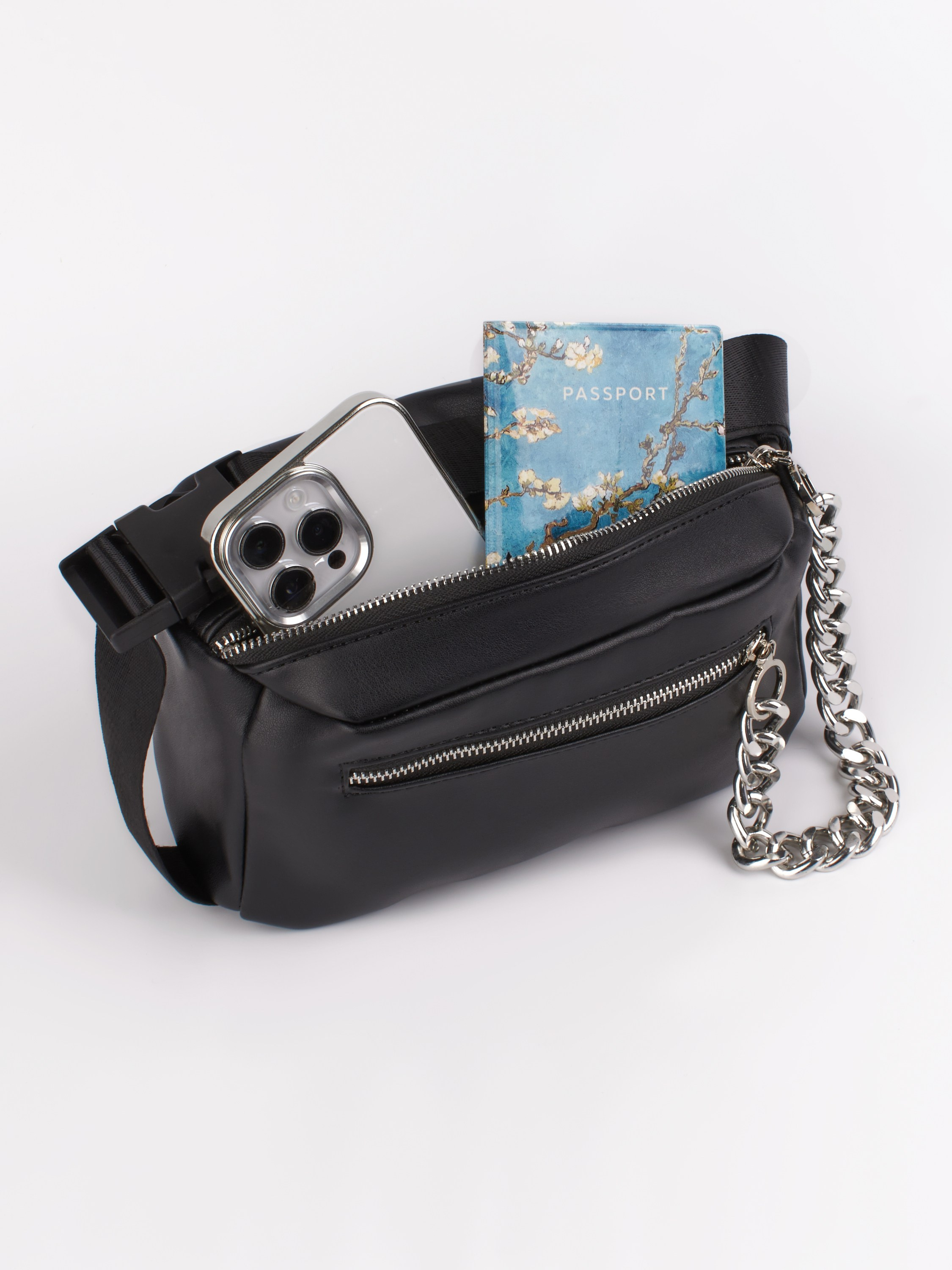 Черная сумка с цепочкой, в которой лежит телефон и паспорт