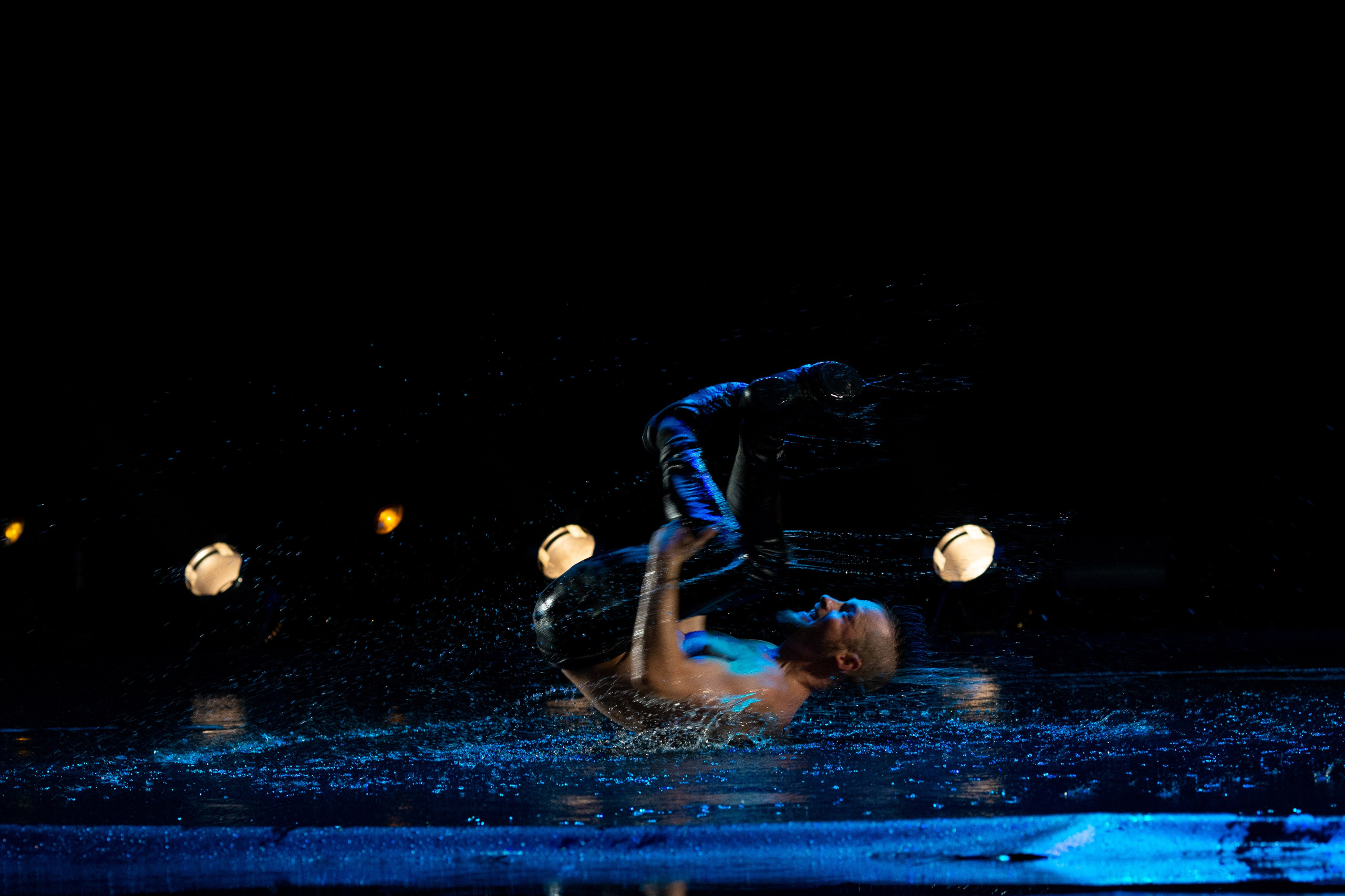 Искушение. Танец под дождём. Фотограф Антонина Свешникова. ВЫПУСКНЫЕ ФОТОКНИГИ для детских садов и школ. Москва, Владимир