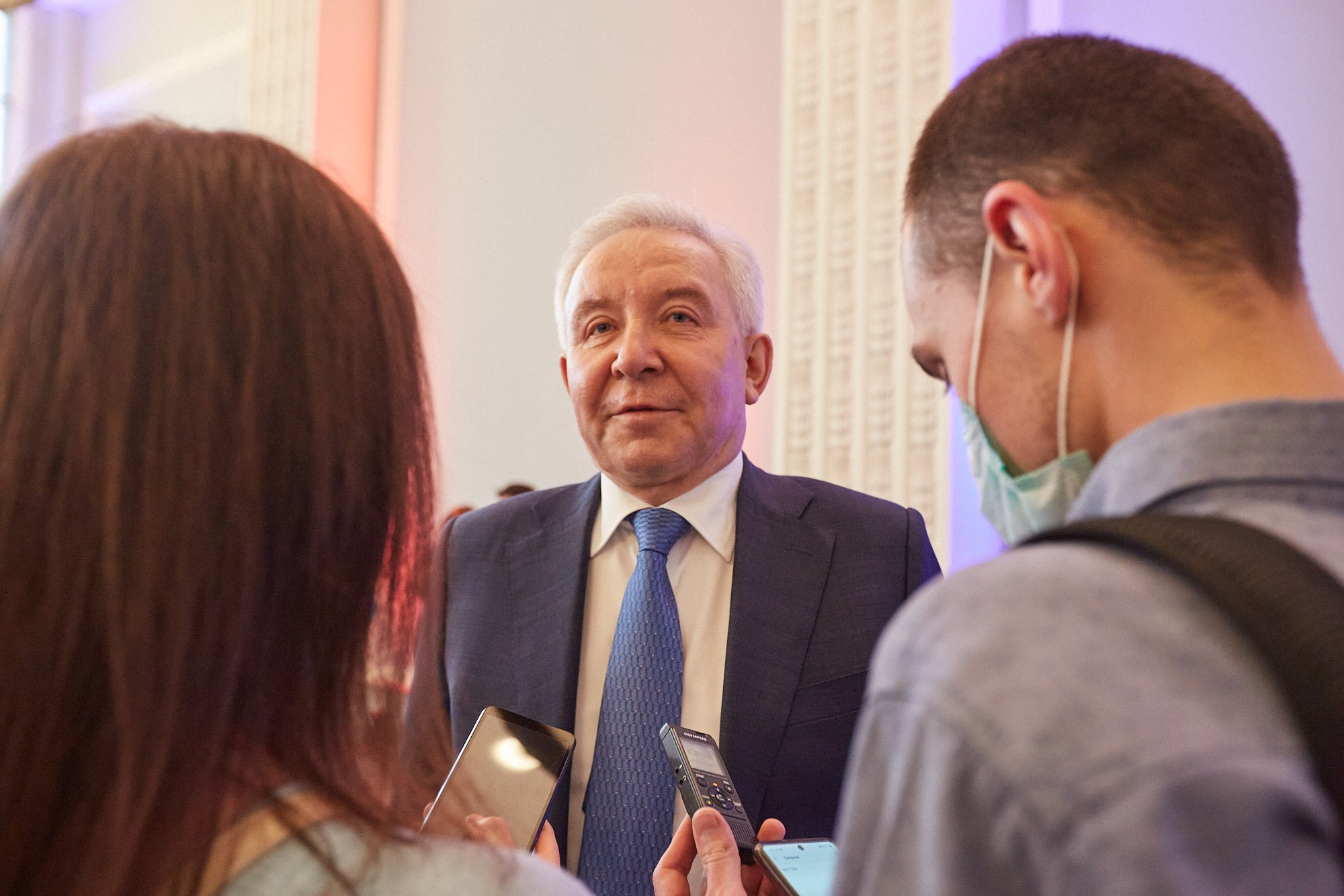 Профессиональный репортажный фотограф съемка деловых событий и презентаций