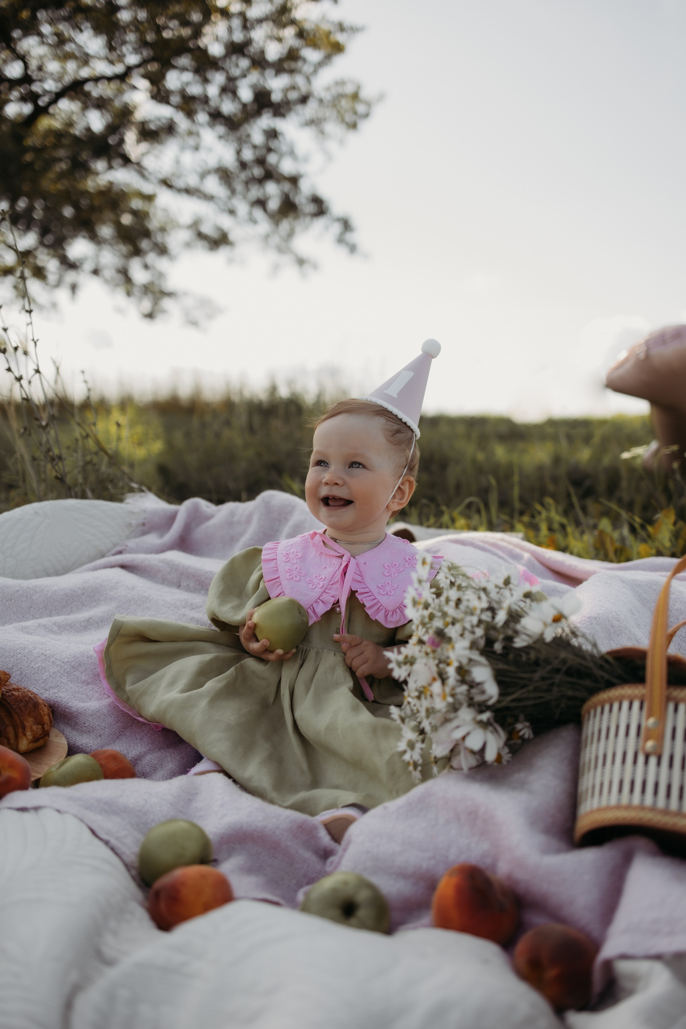 Годик у одинокого дерева. Свадебный и семейный ньюборн newborn фотограф, фотограф новорождённых в Санкт-Петербурге, Пушкине, Павловске. Павлова Анастасия
