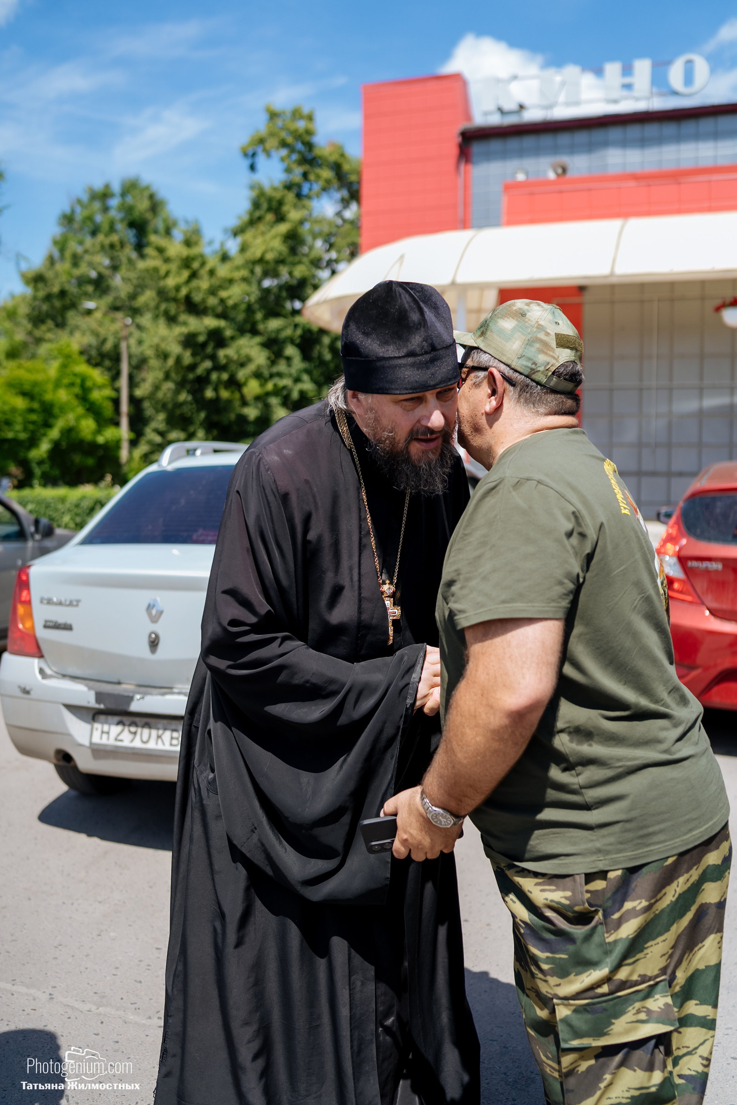 8 июня «Патриоты из Курска» сбор гуманитарной помощи у кинотеатра «Родина». Фотограф Нижний Новгород Татьяна Кейод