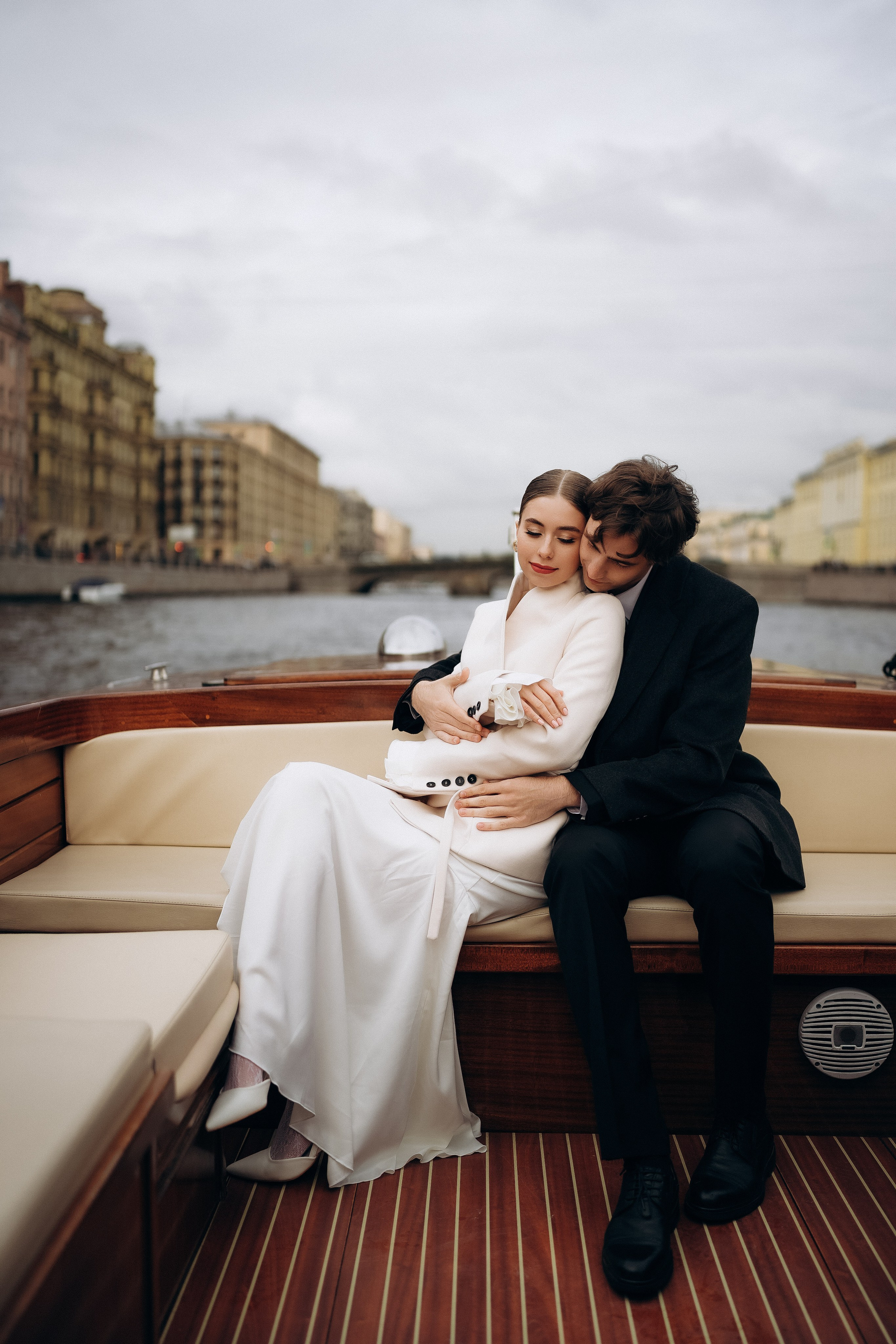 Свадебная фотосессия на катере в Питере