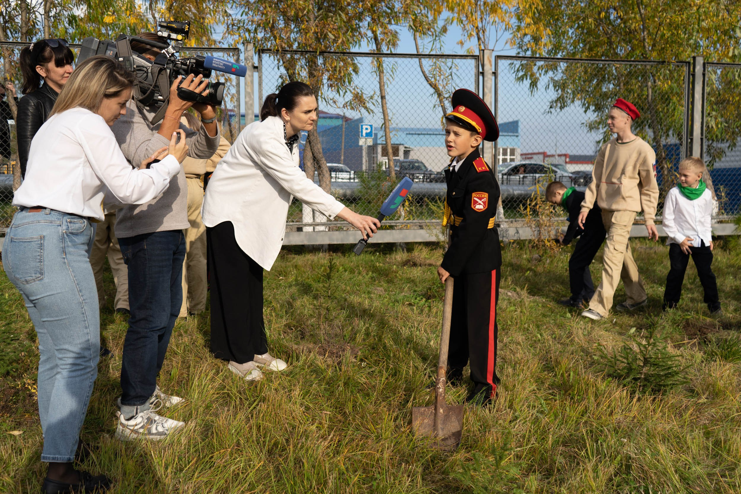 Высадка деревьев у школы. Фотограф Екатерина Зорина