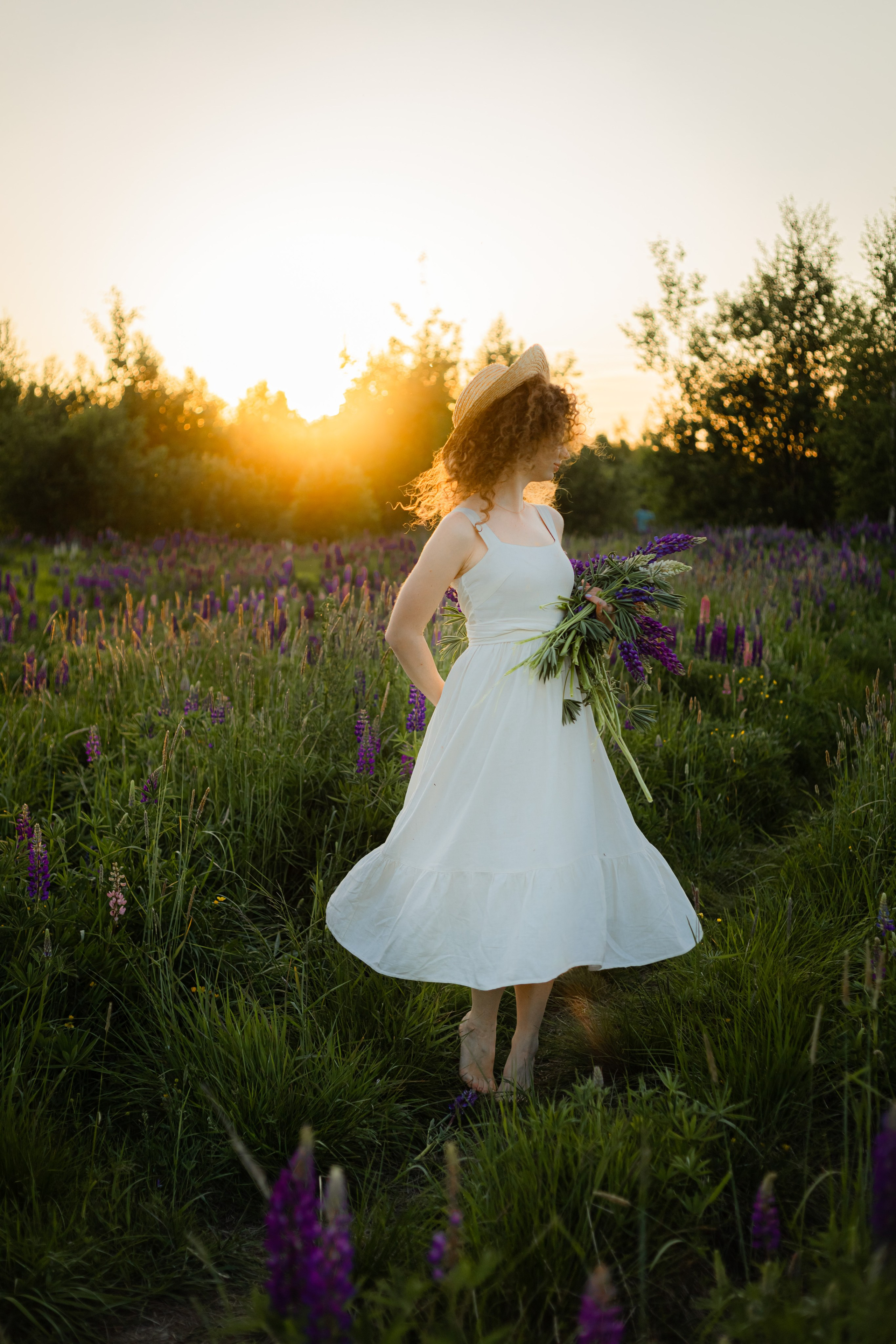 Ирина в люпинах. Женская фотосессия в поле люпинов. Семейный и детский фотограф в Санкт-Петербурге Павлова Елена