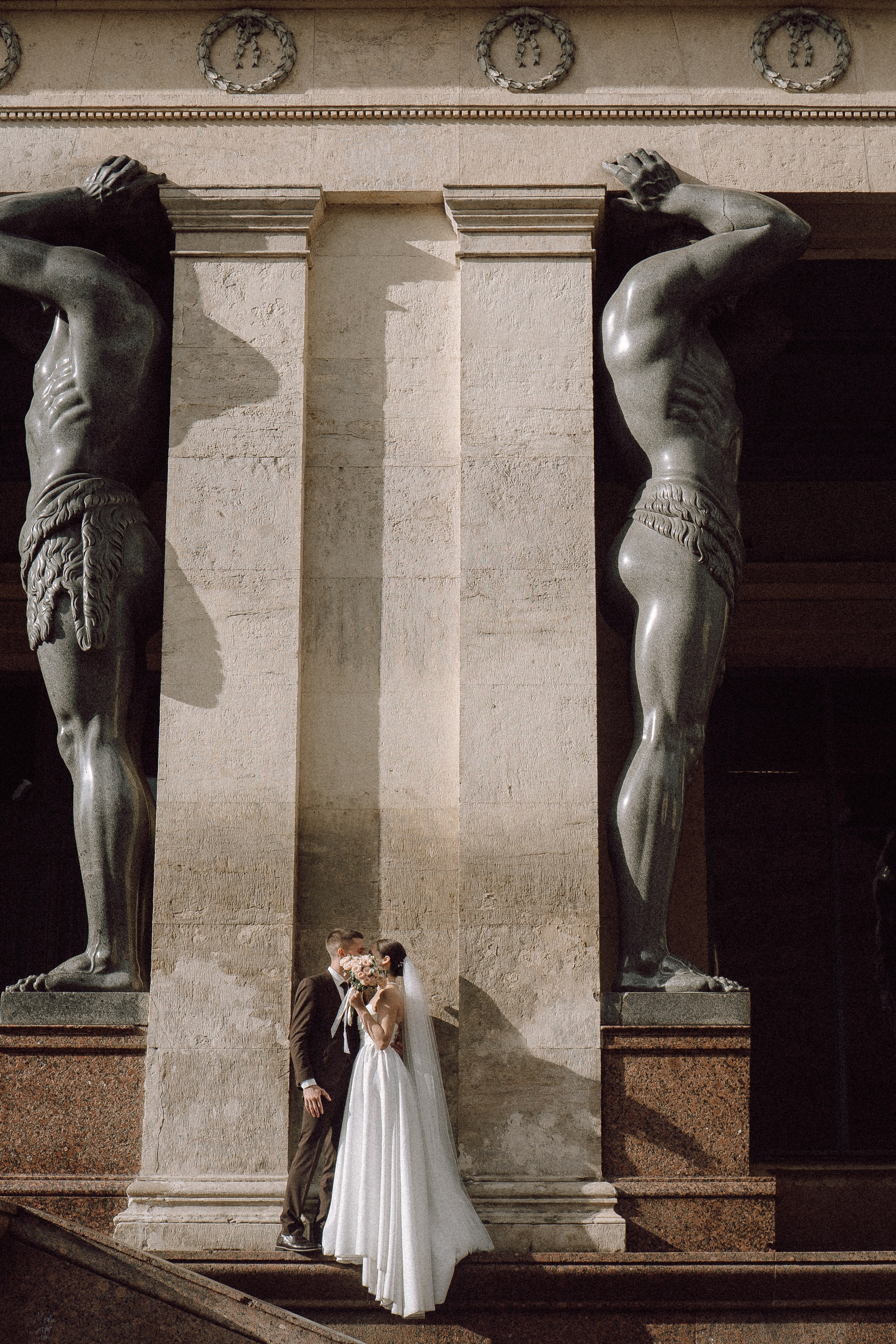 СВАДЕБНАЯ ПРОГУЛКА В САНТК-ПЕТЕРБУРГЕ (ИСАКИЕВСКИЙ СОБОР, ЗИМНЯЯ КАНАВКА, ЭРМИТАЖ И БОЛЬШАЯ МОРСКАЯ УЛИЦА). Профессиональный фотограф, Санкт-Петербург — Виктория Богомолова
