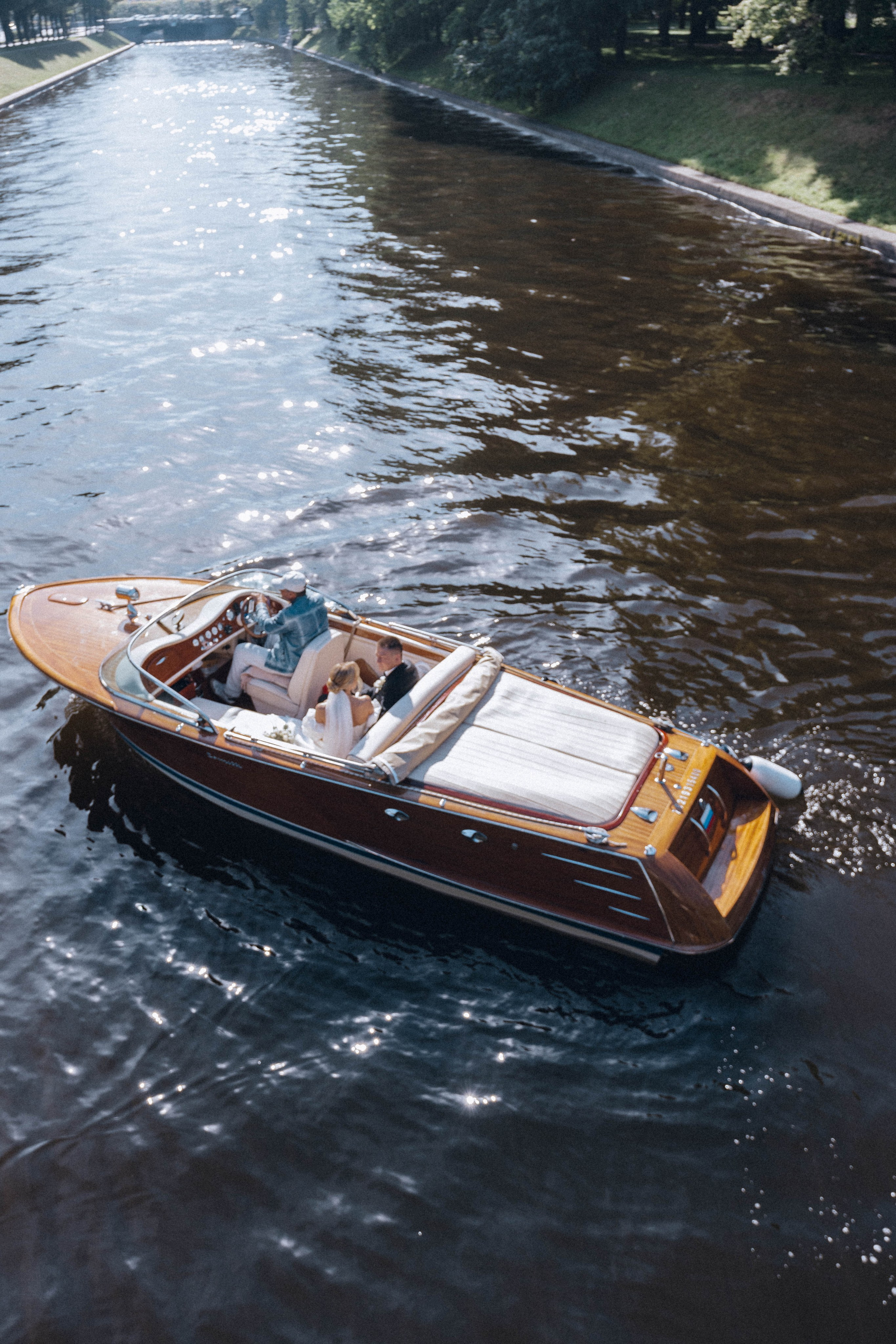 СВАДЕНБНАЯ СЬЕМКА НА КАТЕРЕ ПО КАНАЛАМ САНКТ-ПЕТЕРБУРГА И В АКВАТОРИИ НЕВЫ. Профессиональный фотограф, Санкт-Петербург — Виктория Богомолова