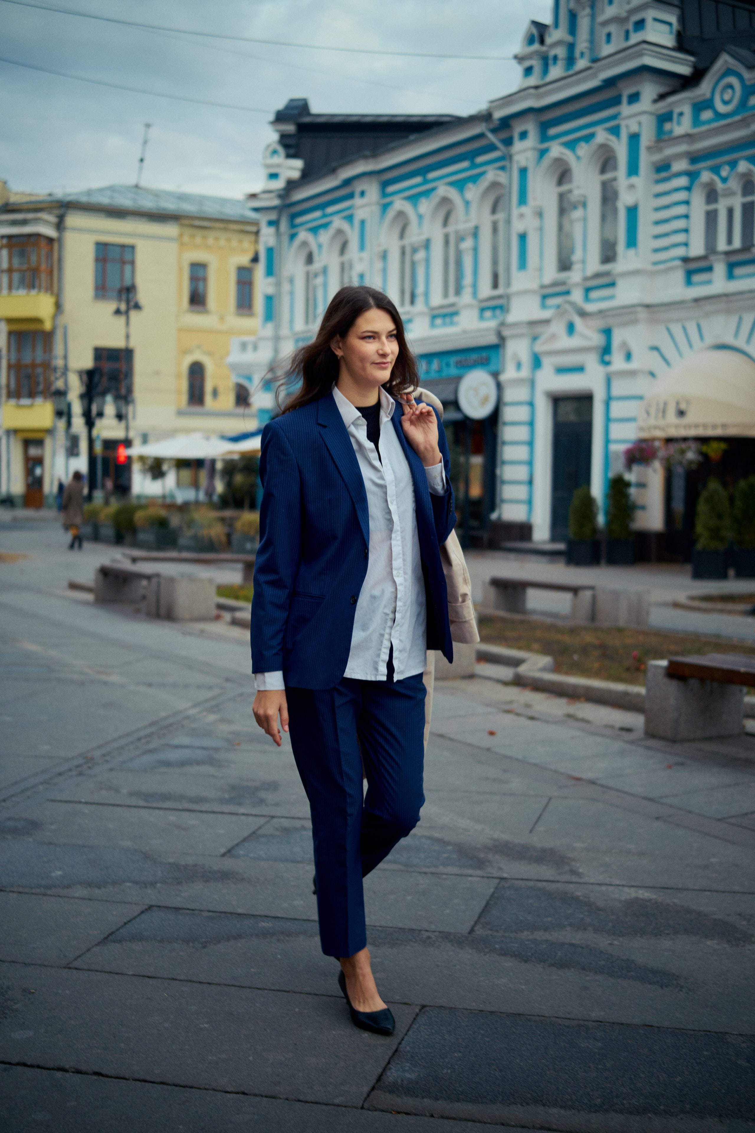 Естественный портрет девушки в городской среде, подчёркивающий её стиль и элегантность