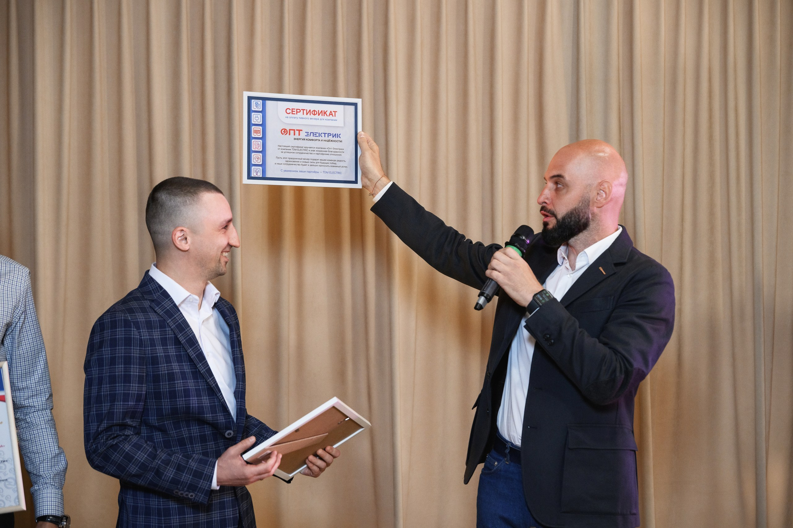 Фотосъемка корпоратива в честь юбилея компании в Петропавловске-Камчатском. Профессиональная съемка празднования юбилея компании в ресторанах Петропавловска-Камчатского. Яркая фотосъемка корпоративного торжества с командой сотрудников. Эмоциональные фотографии с награждения сотрудников и поздравительных речей. Стоимость услуг фотографа на корпоративное мероприятие в Петропавловске-Камчатском.