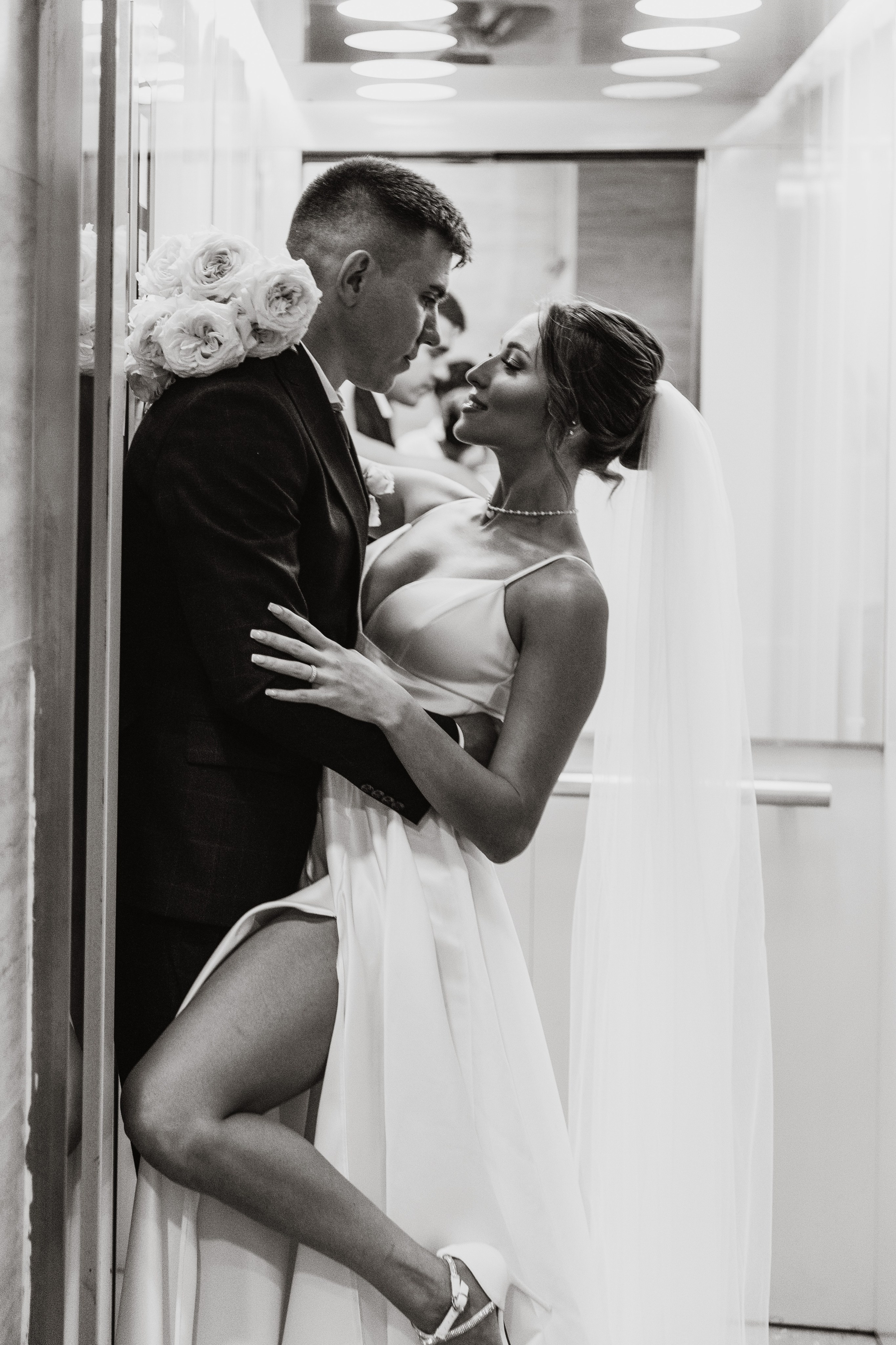 свадебная фотосессия в лифте. ЗАГС Чаша в Казани