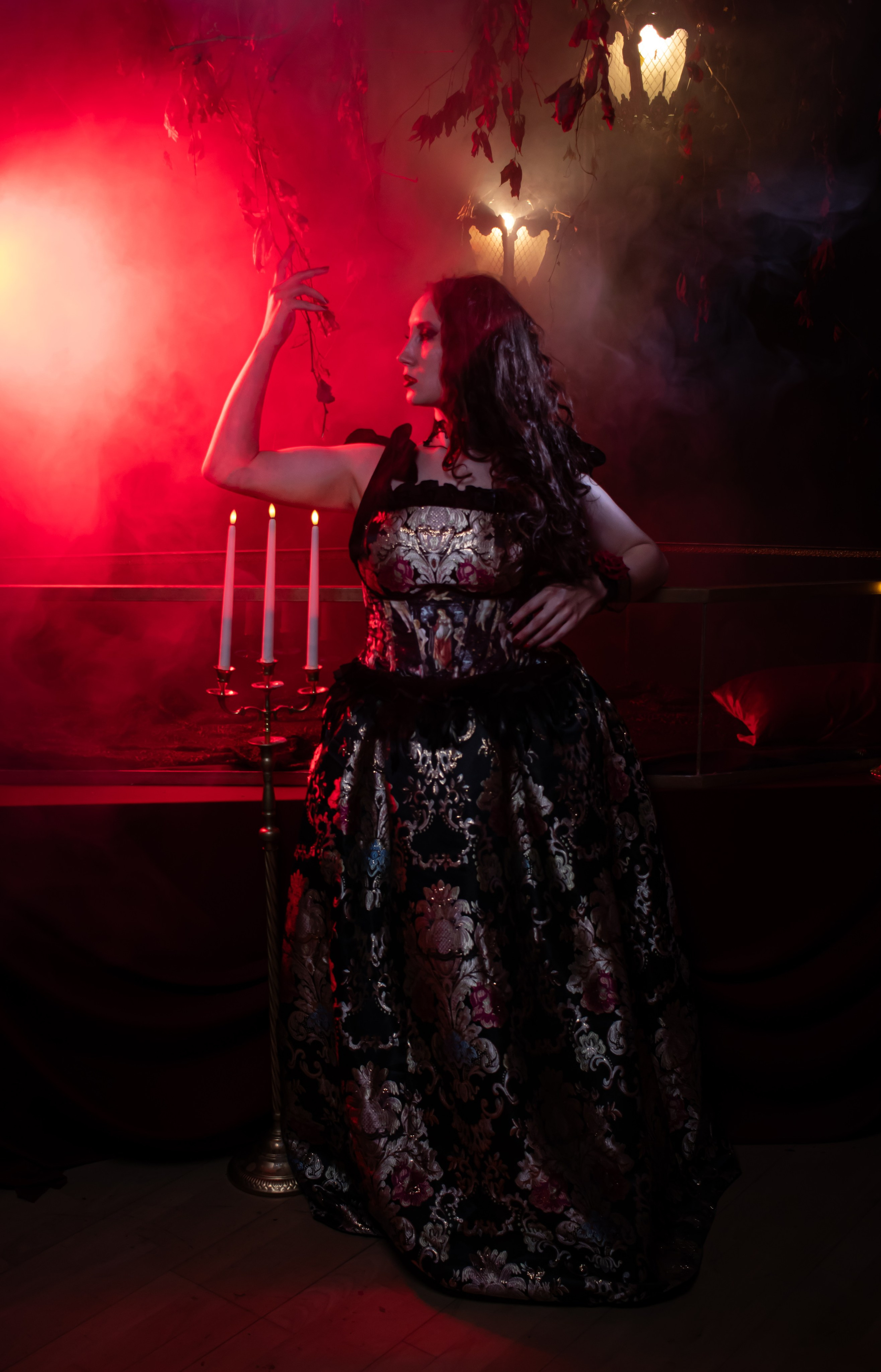 Образ ведьмы в красном свете и дыме, драматичная поза — фотограф Карасёва Елена